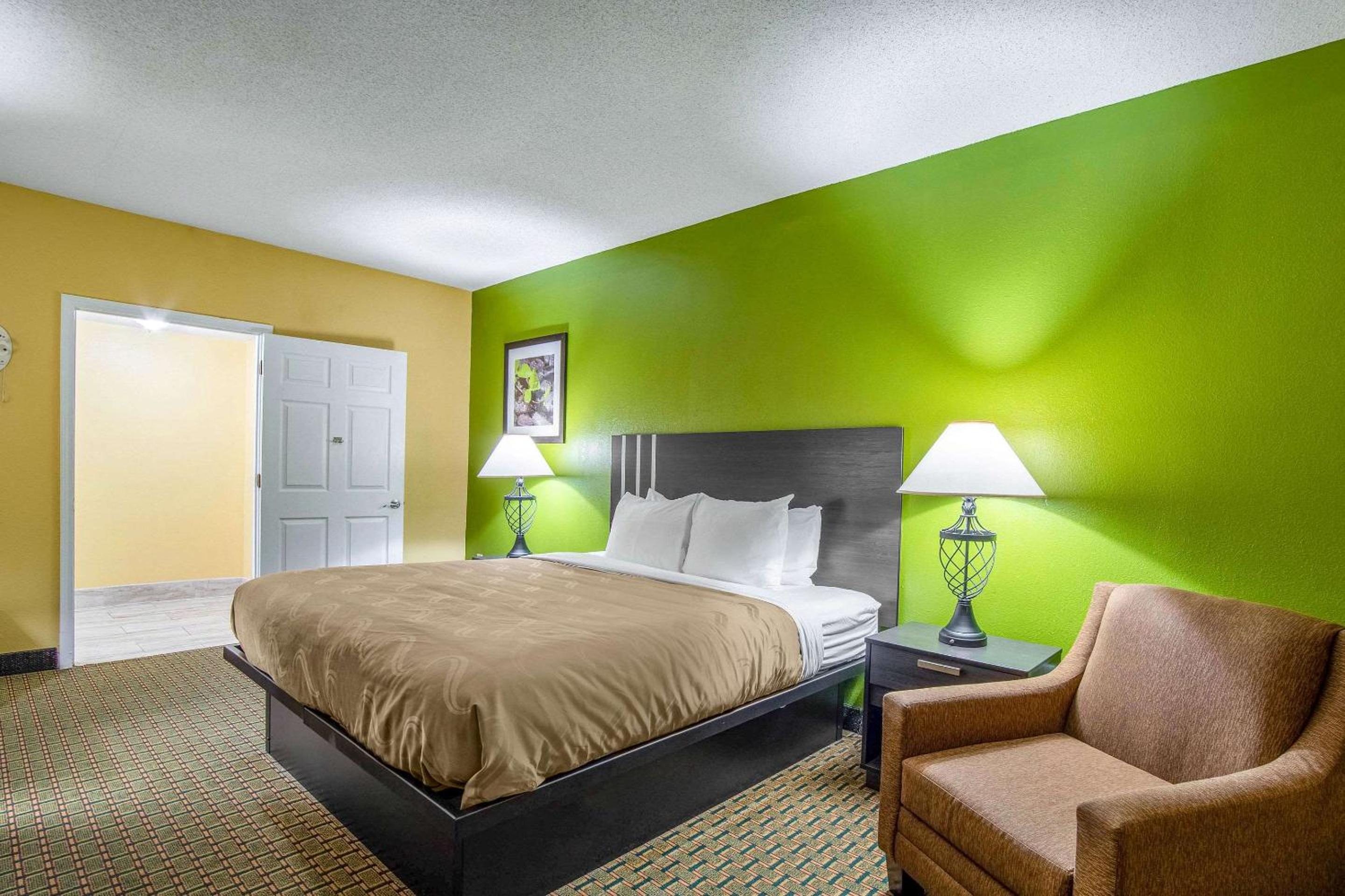 King Room - Accessible/Smoking - Photo 1