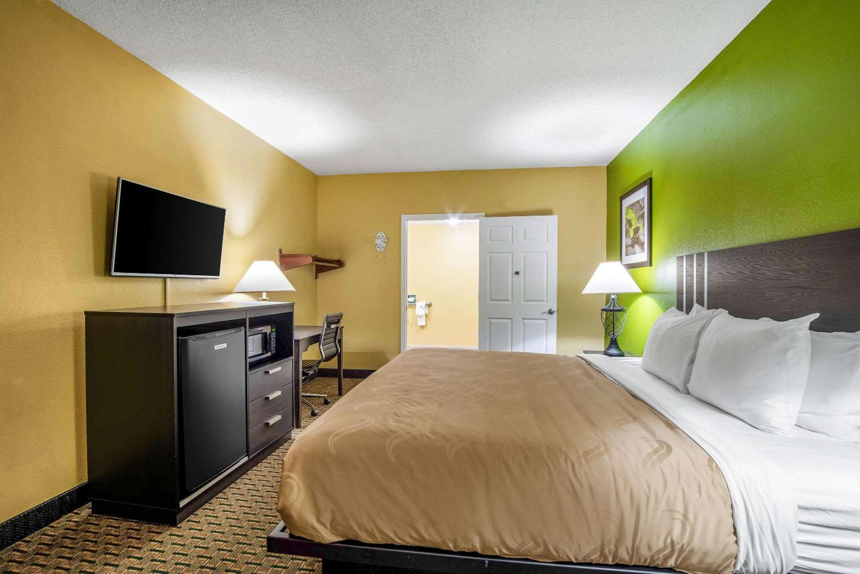 King Room - Accessible/Smoking - Photo 2
