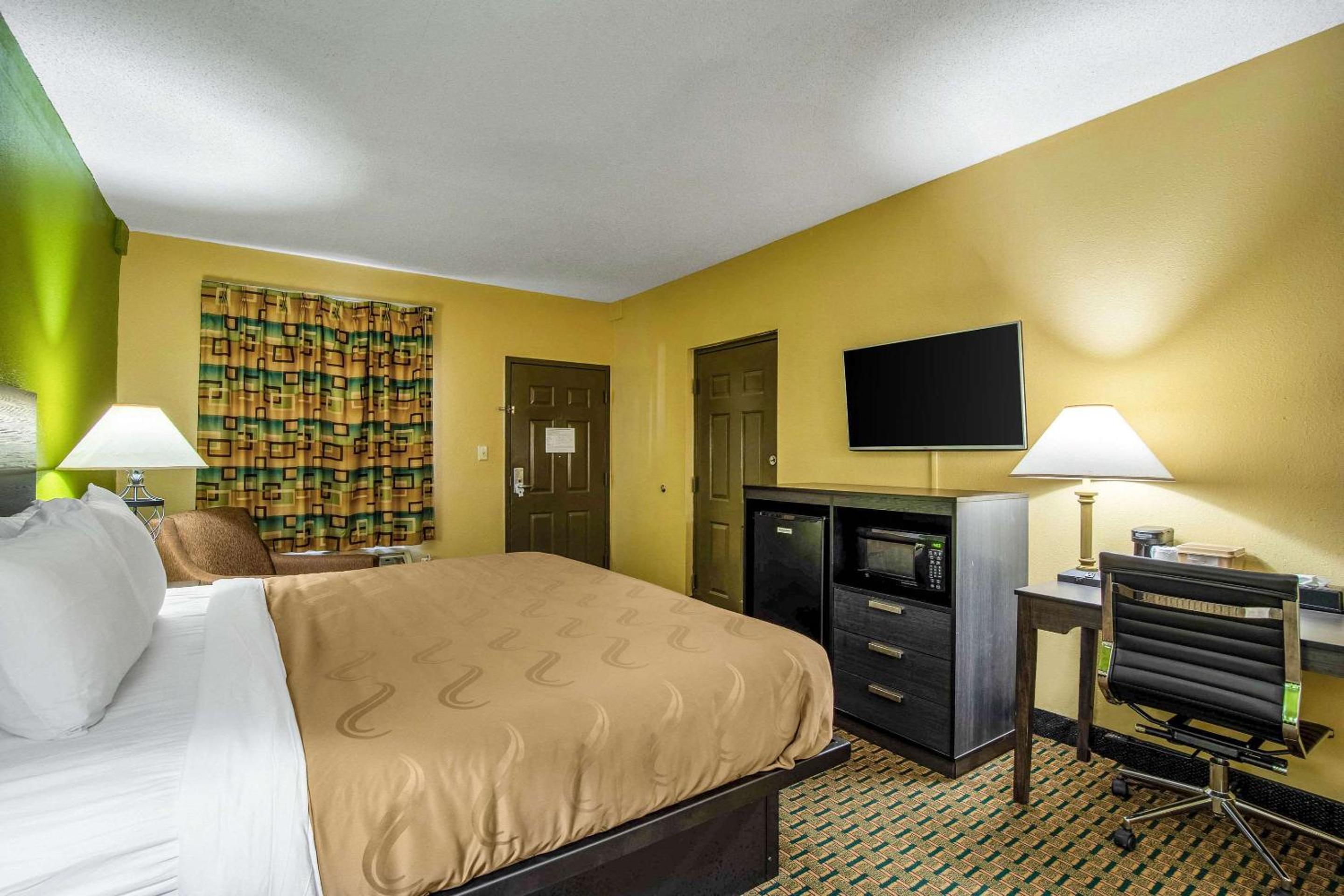 King Room - Accessible/Smoking - Photo 3