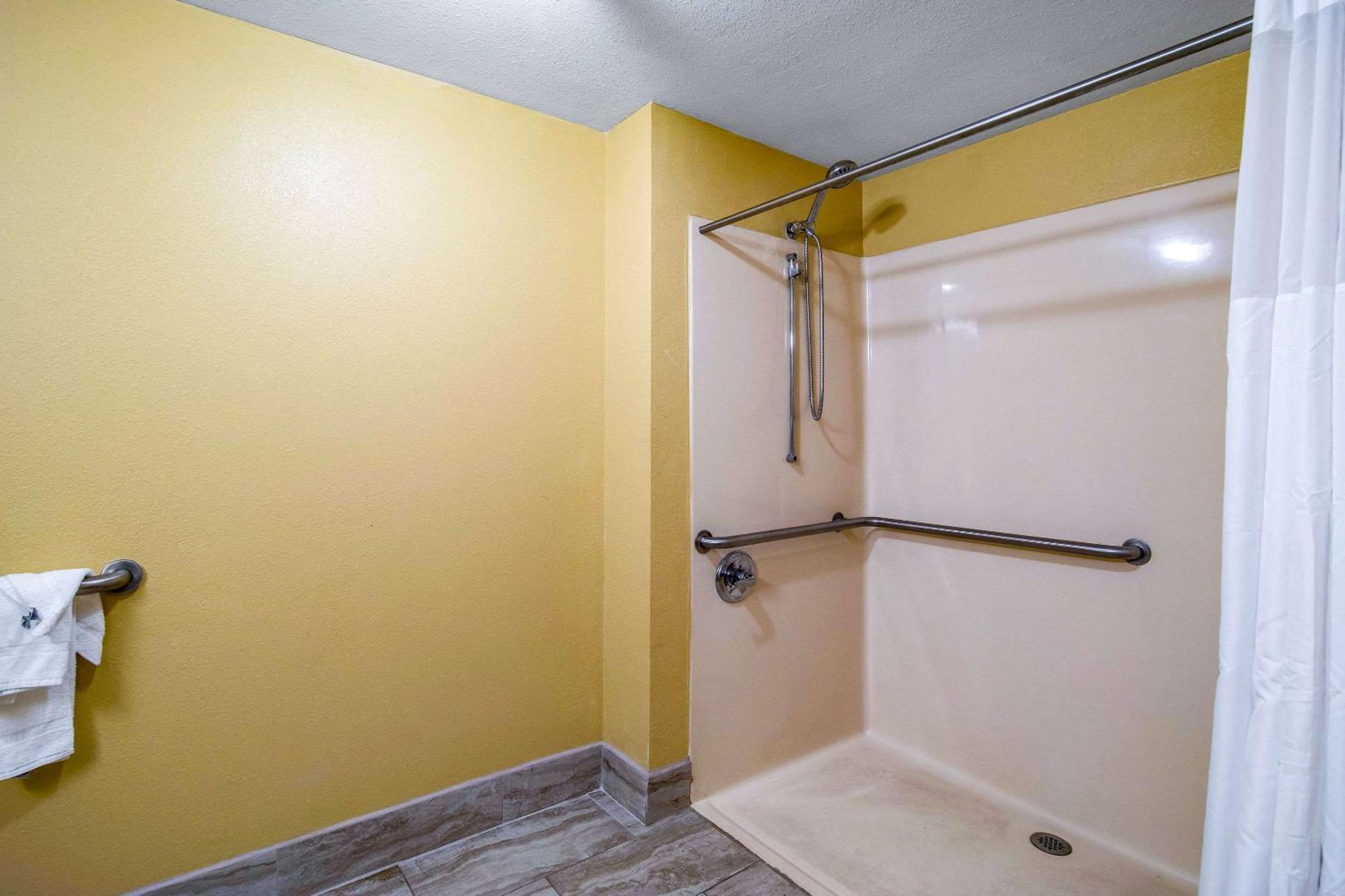 King Room - Accessible/Smoking - Photo 4