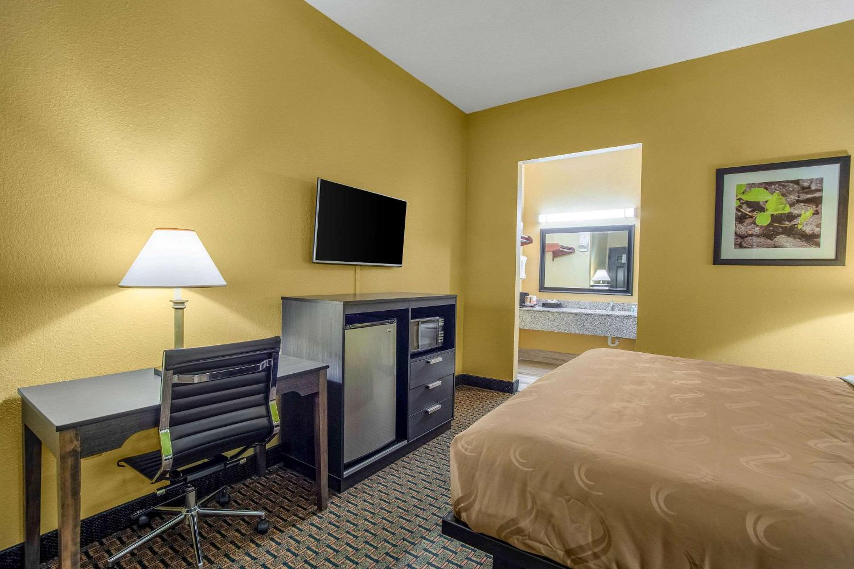 King Room - Non-Smoking - Photo 2