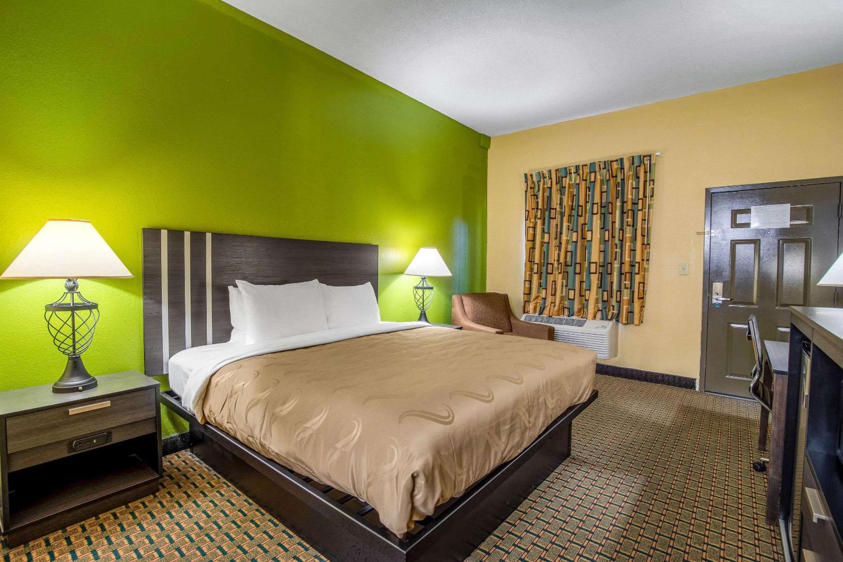 King Room - Non-Smoking - Photo 3