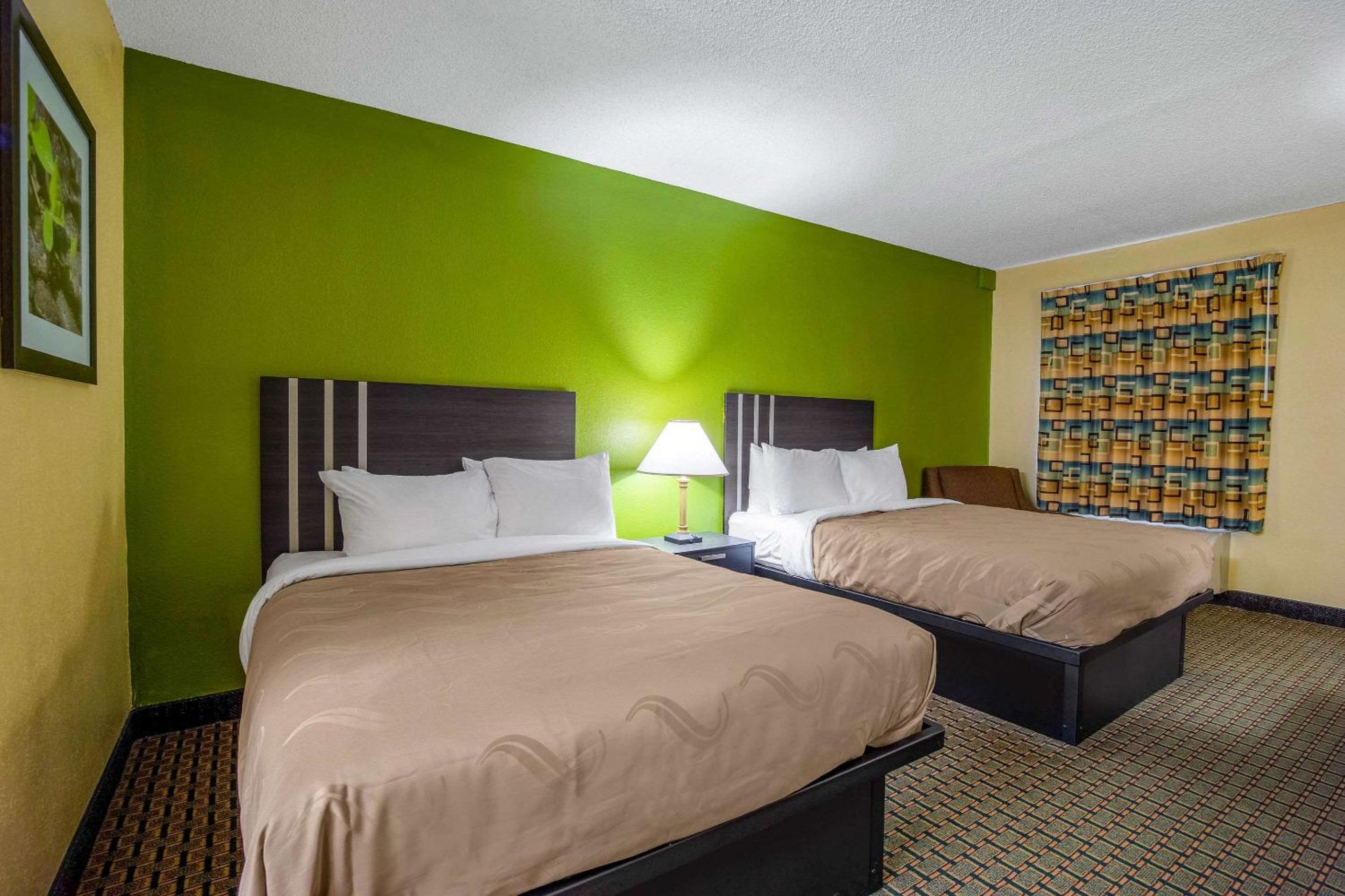 Queen Room with Two Queen Beds - Non-Smoking - Photo 2