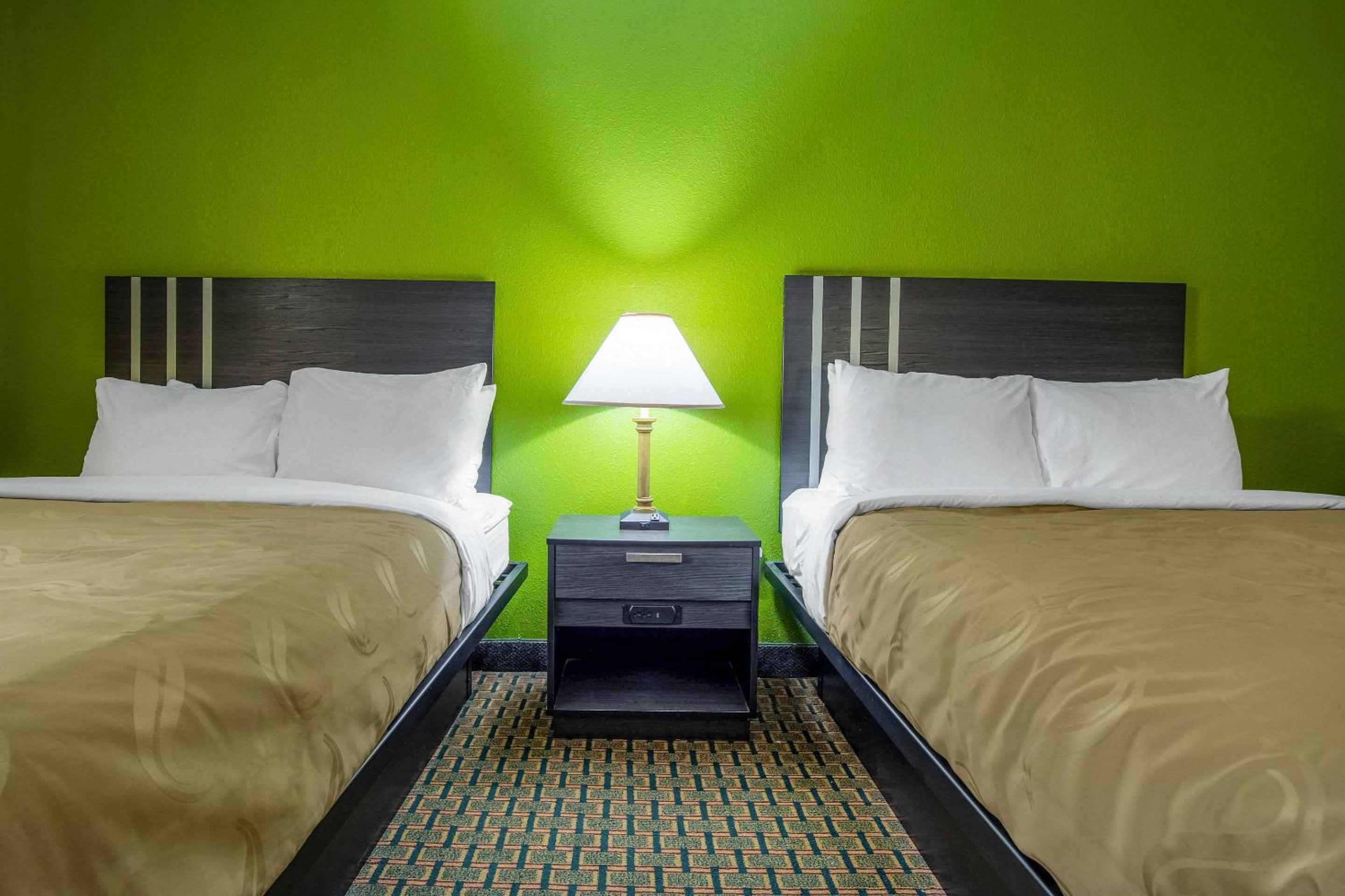Queen Room with Two Queen Beds - Non-Smoking - Photo 3