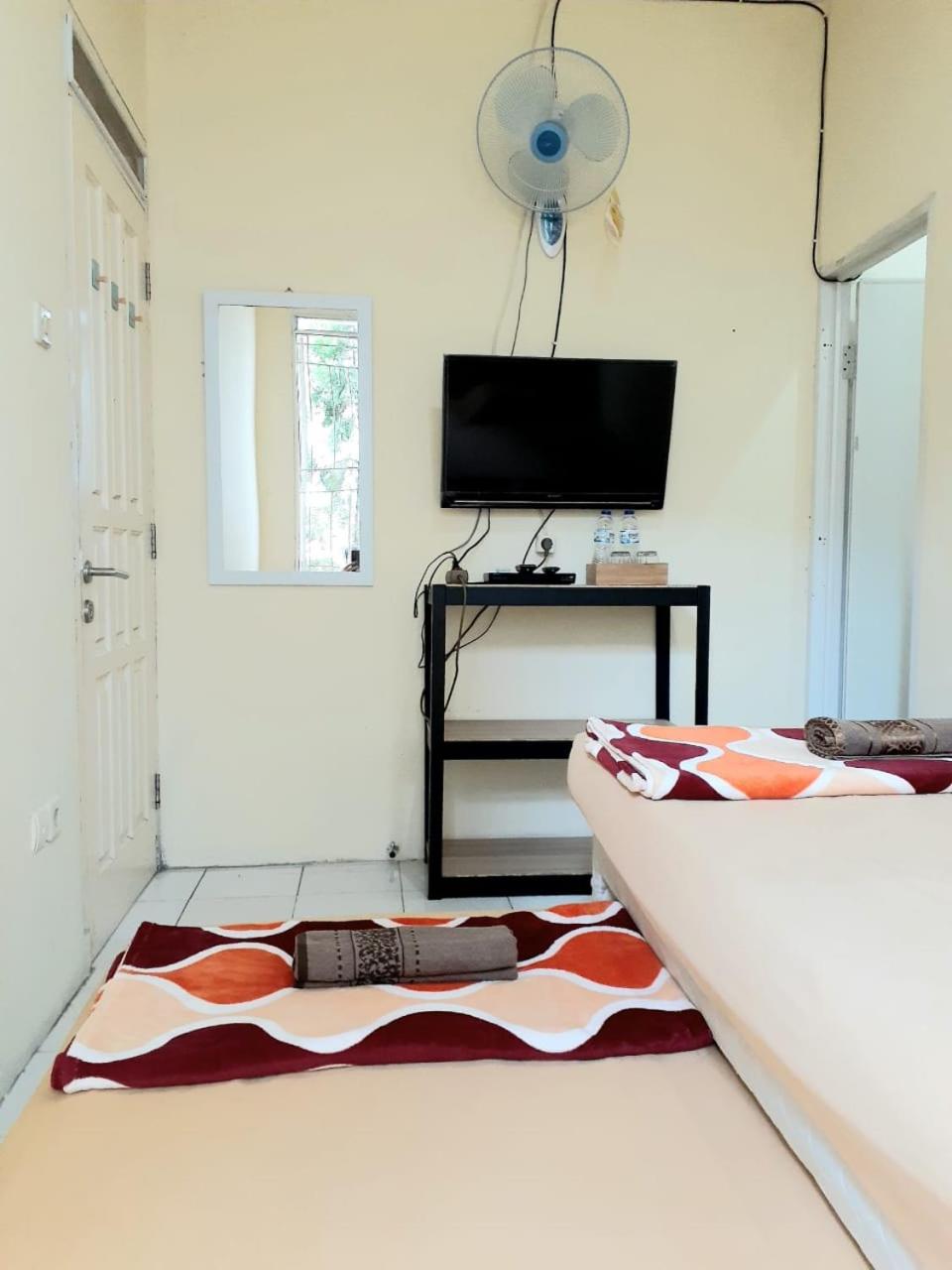 Twin Room with Bathroom - Photo 3