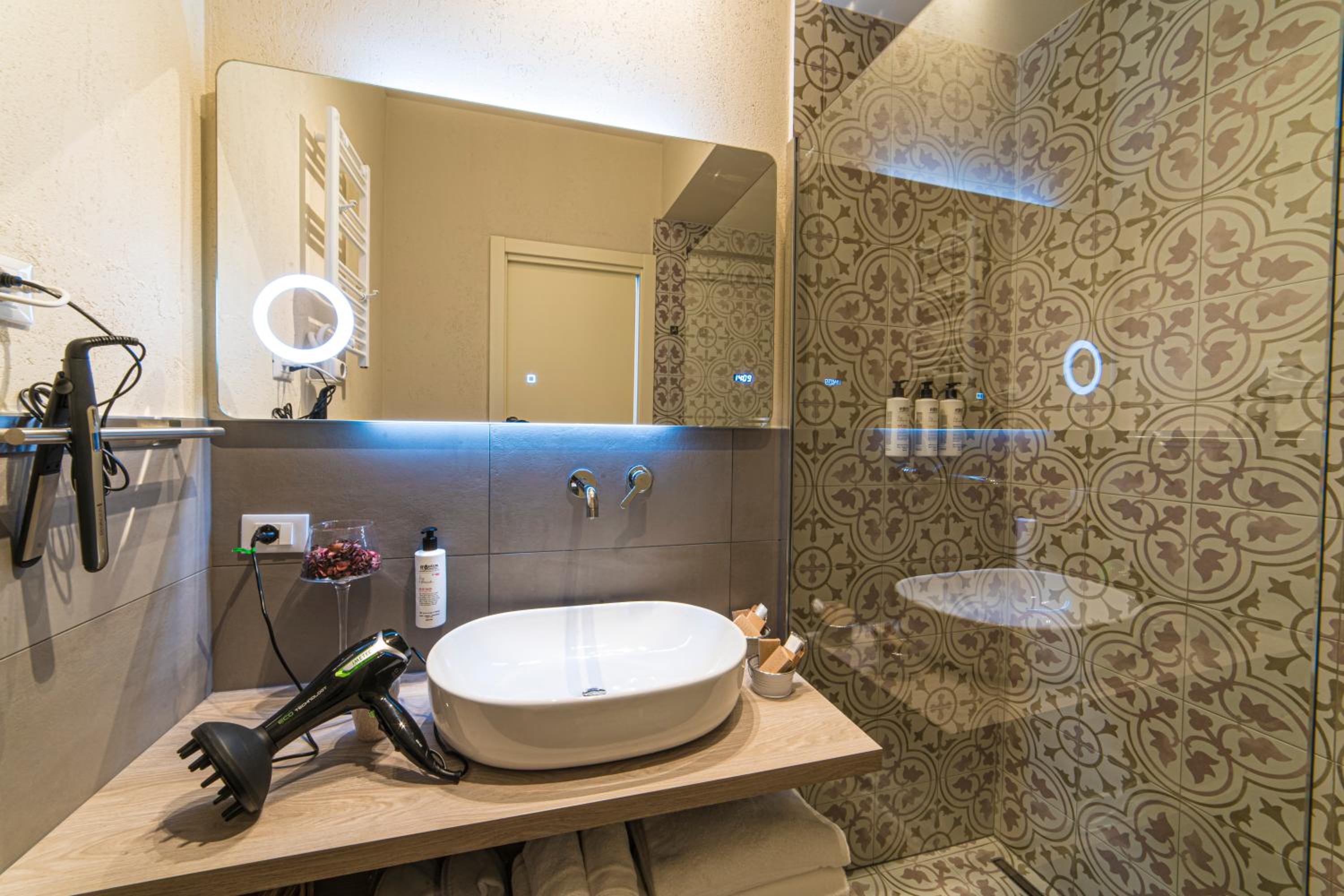 Double or Twin Room with Private Bathroom - Photo 4