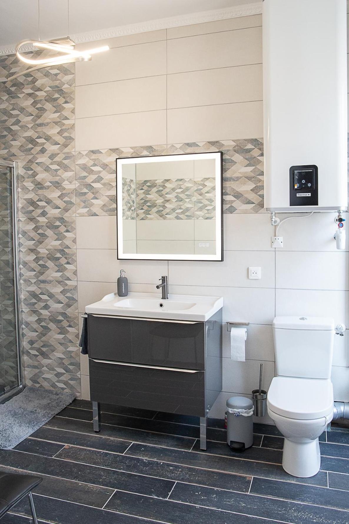 Double Room with Private Bathroom - Photo 10
