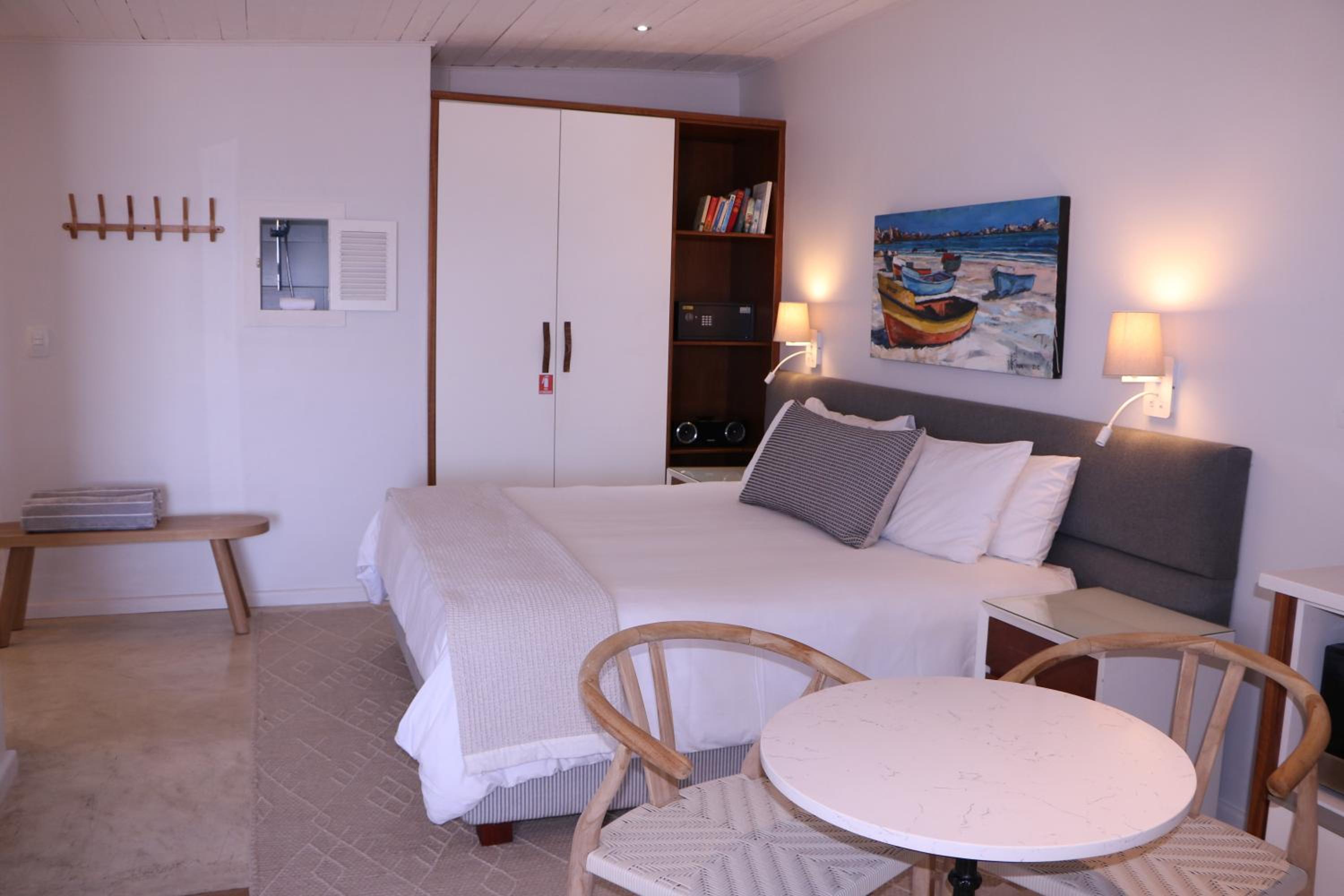 One-Bedroom Apartment photo 2