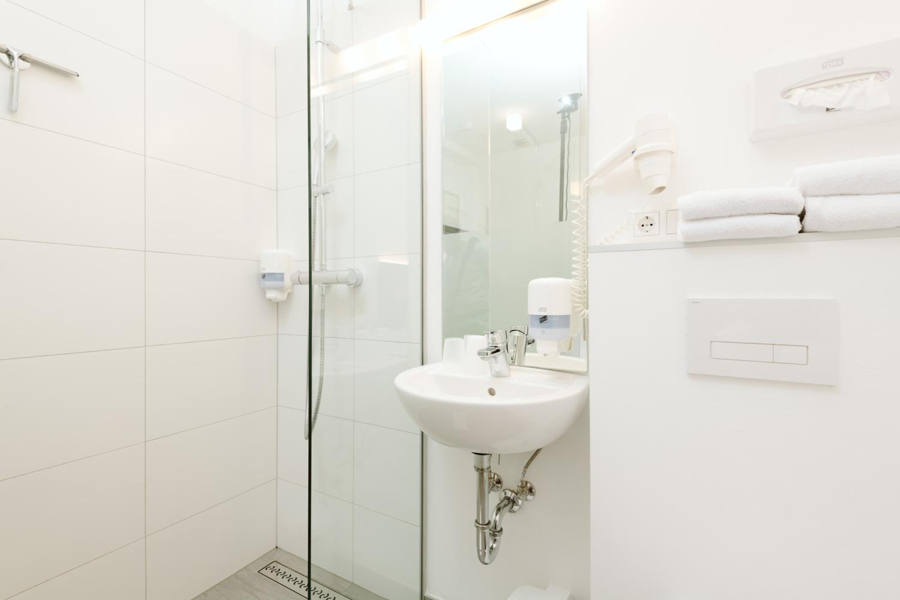 Small Double Room - Photo 6