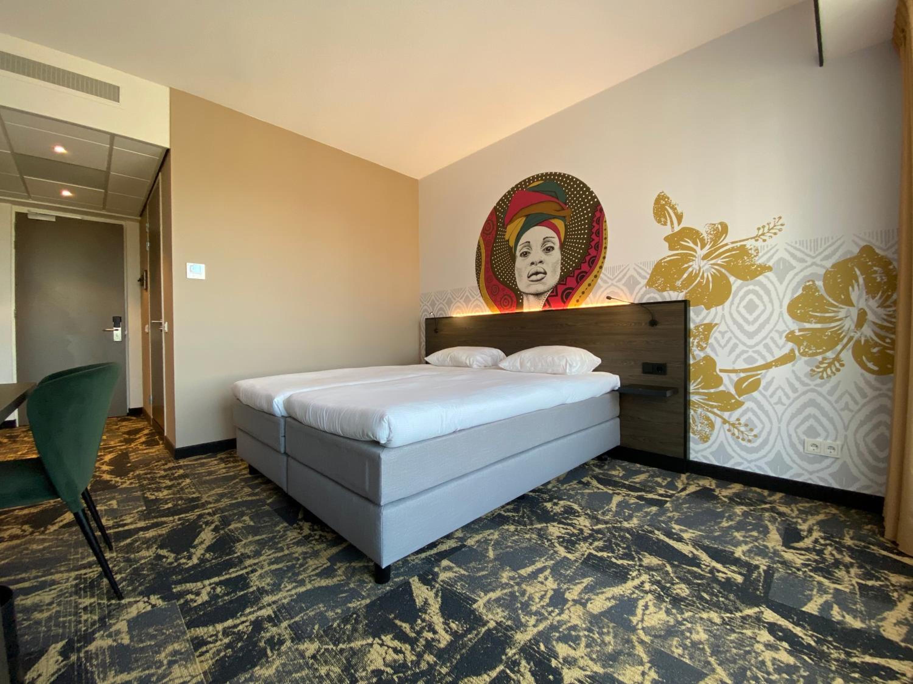 Family Room - Photo 4
