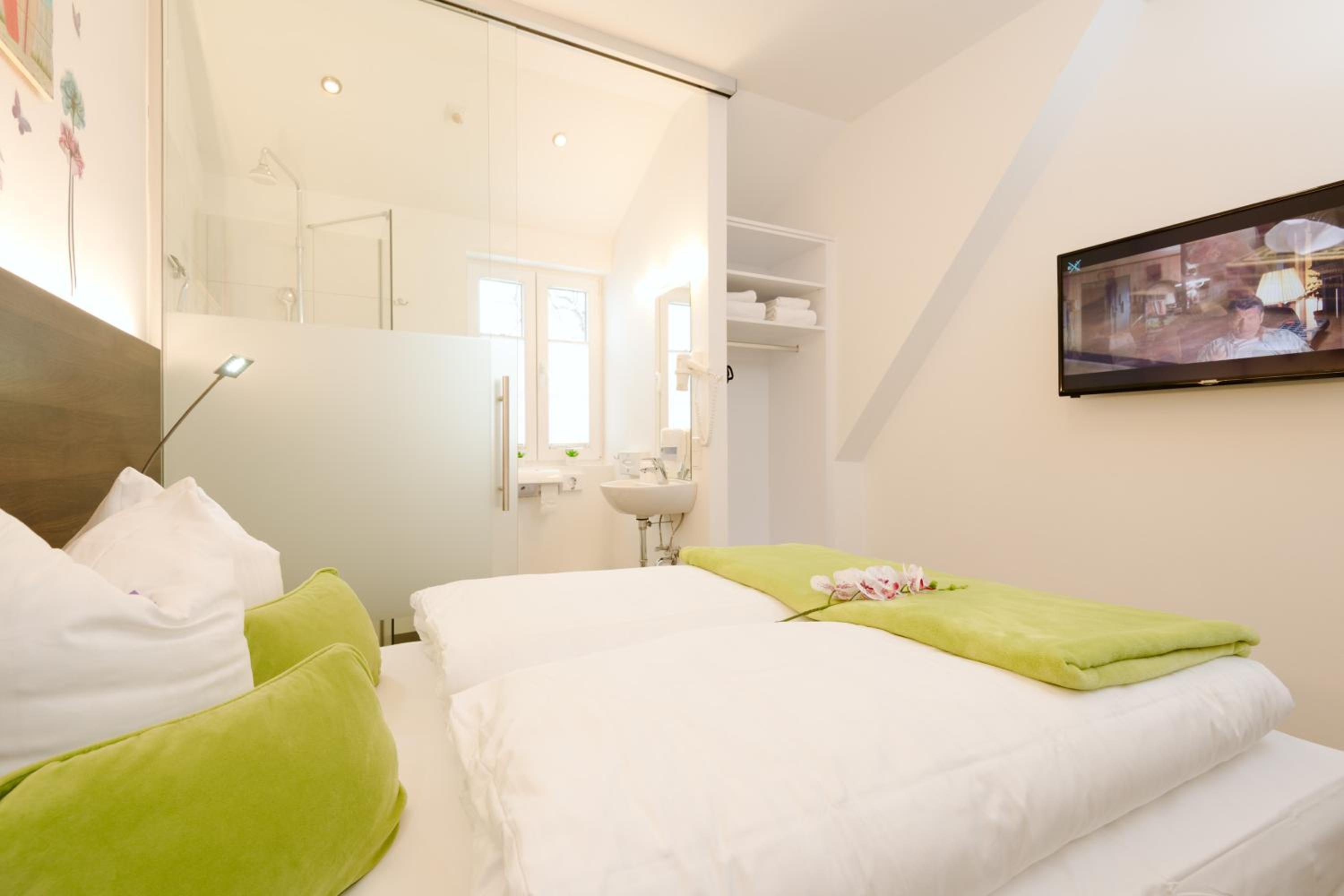 Small Double Room - Photo 8