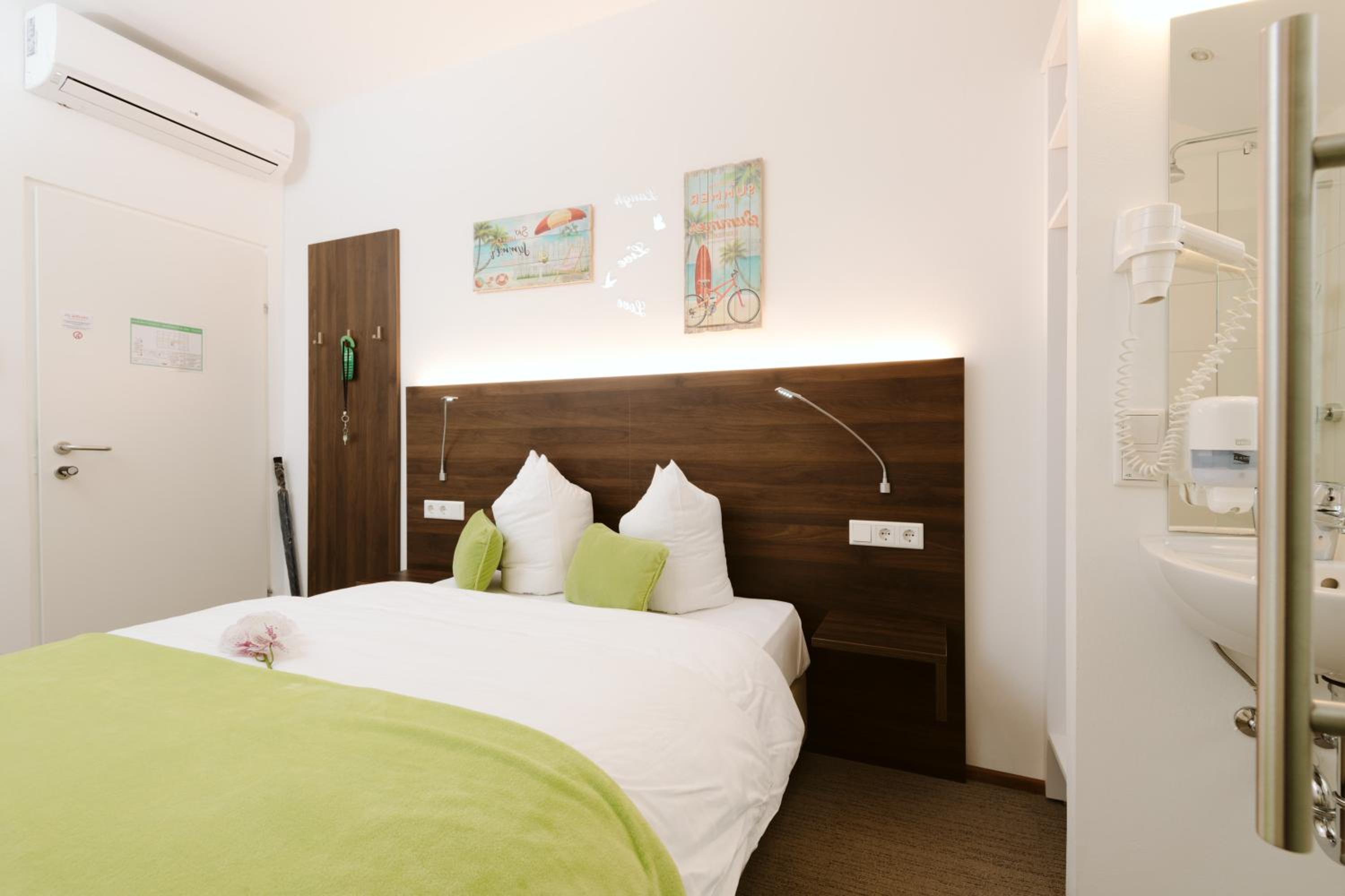 Small Double Room - Photo 10