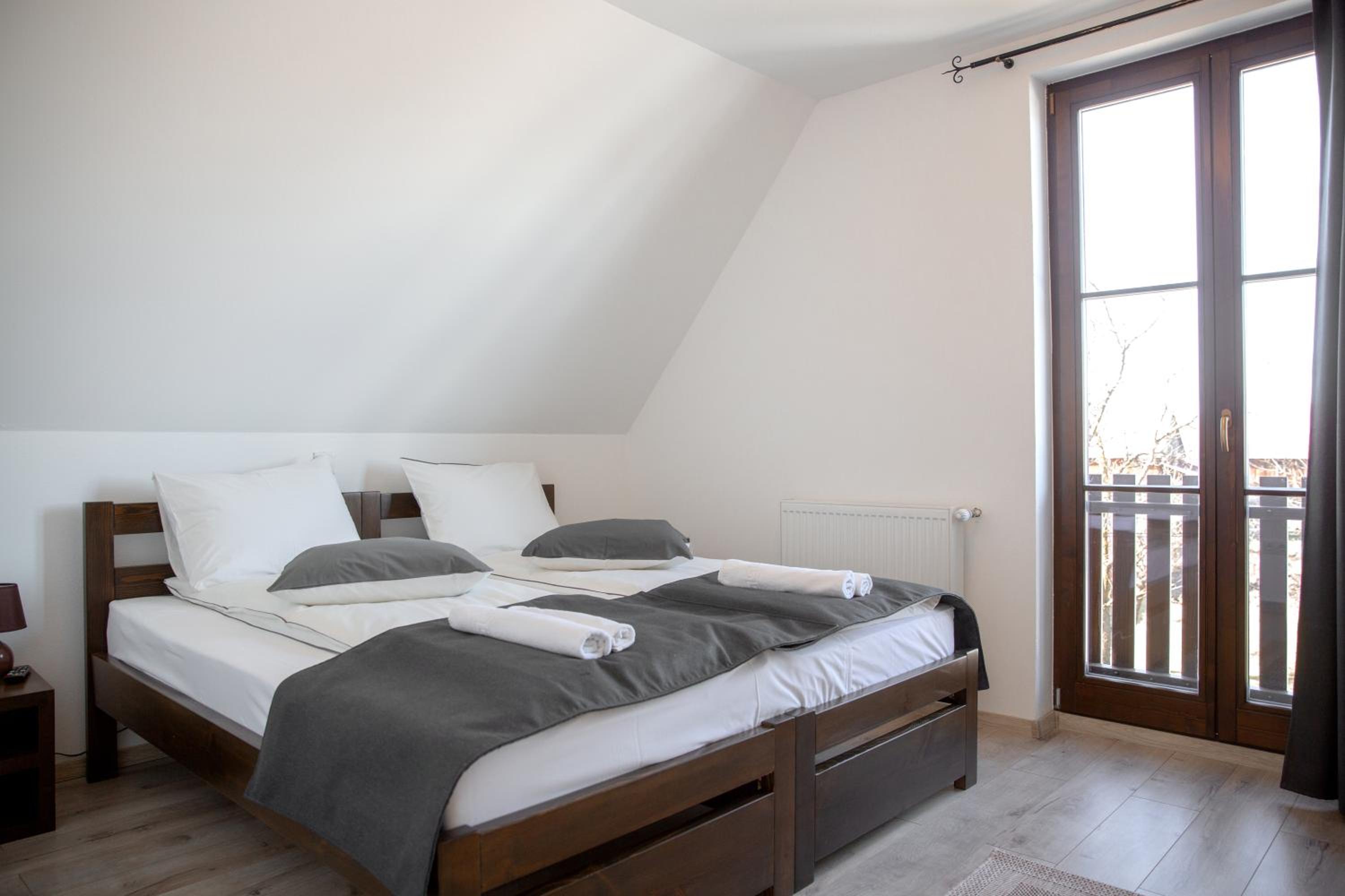 Quadruple Room with Private Bathroom - Photo 5