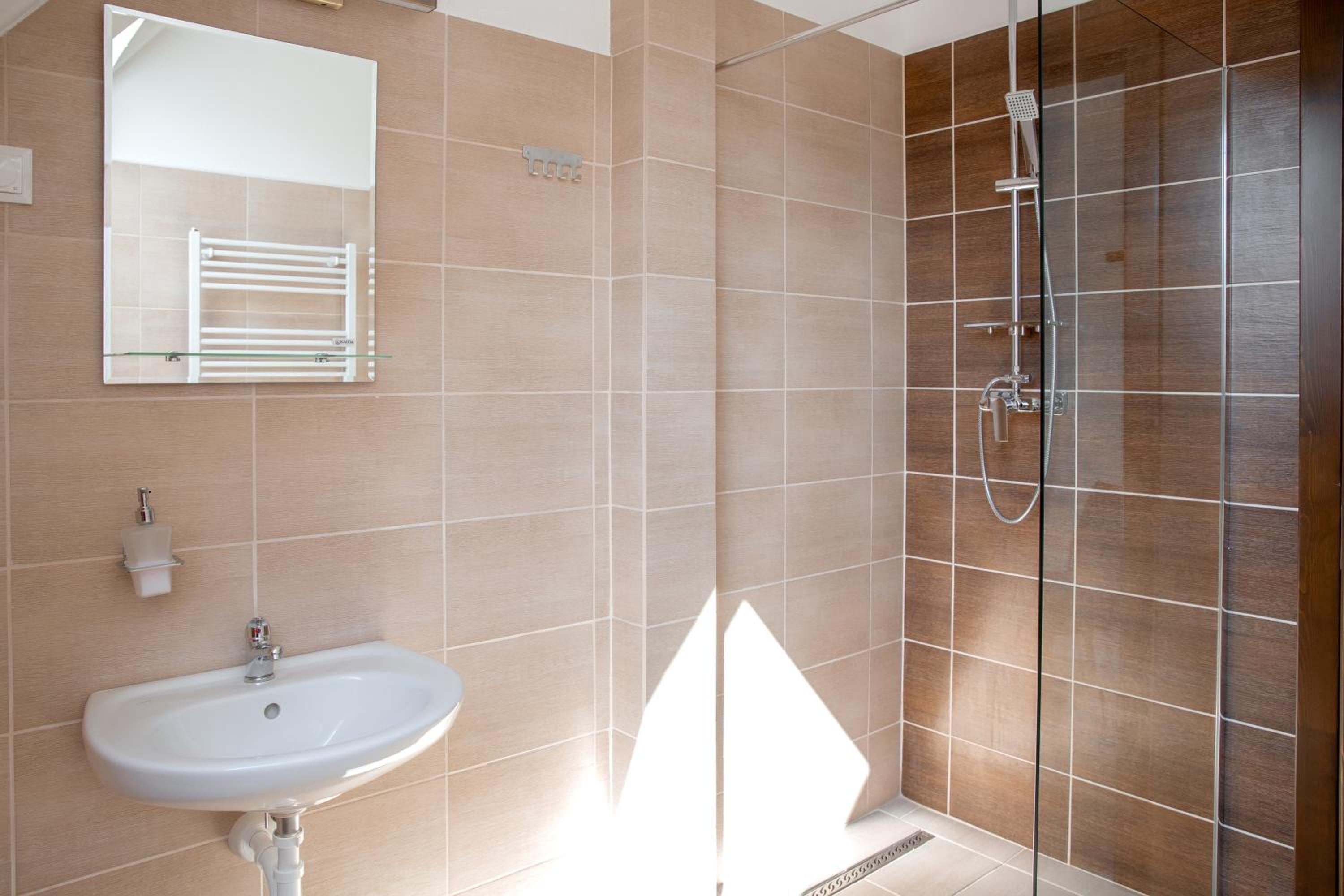 Quadruple Room with Private Bathroom - Photo 9