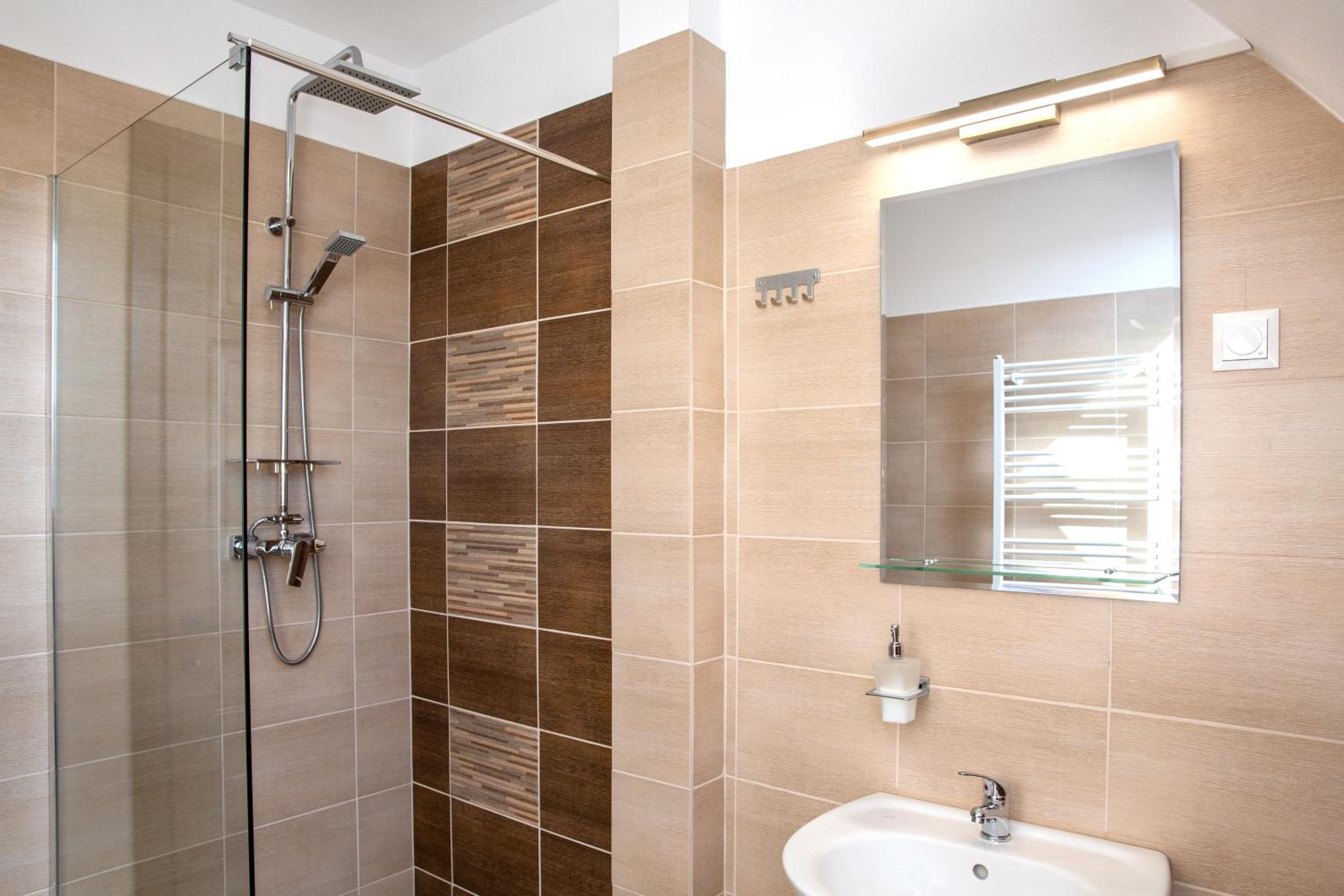 Quadruple Room with Private Bathroom - Photo 10
