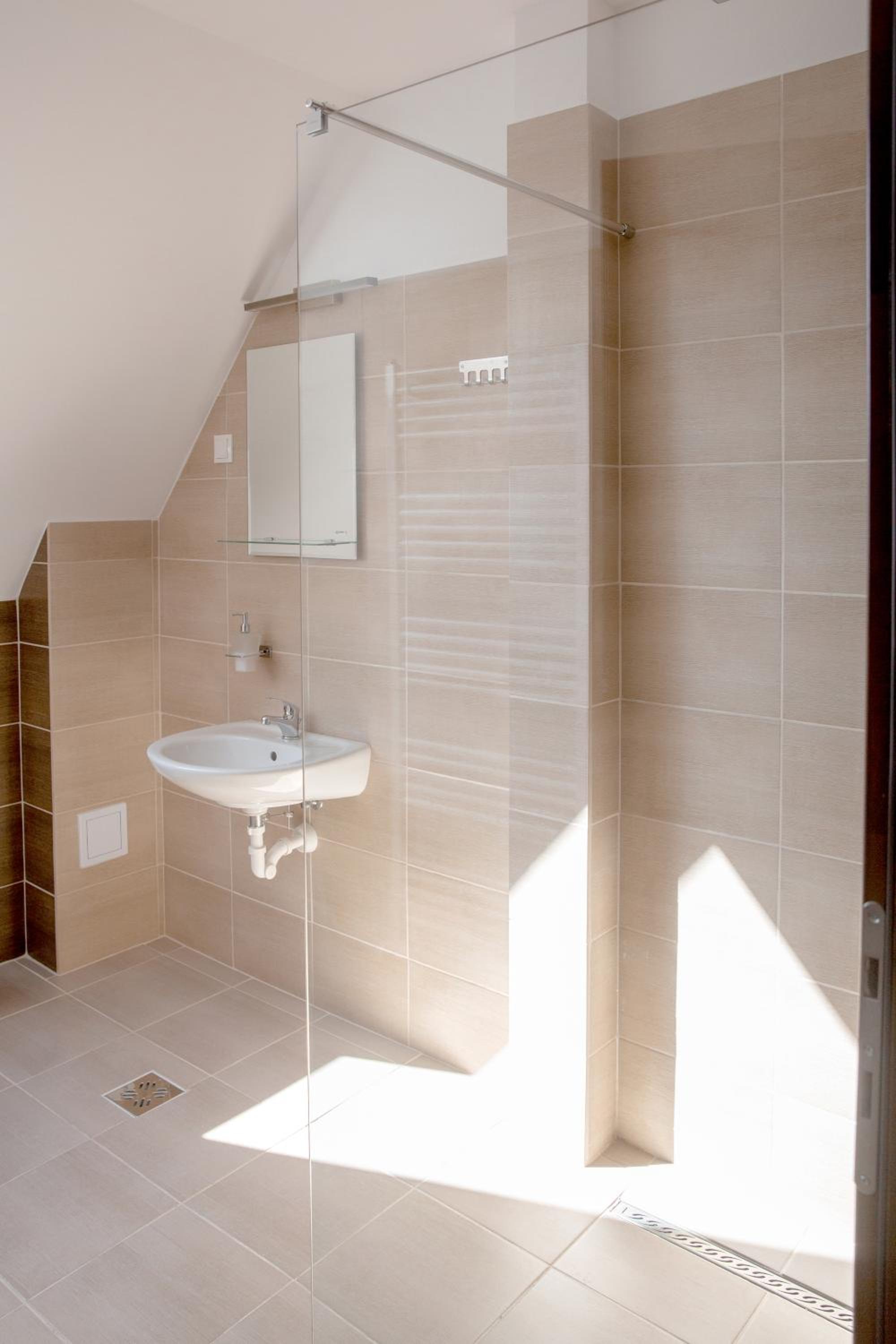 Quadruple Room with Private Bathroom - Photo 12
