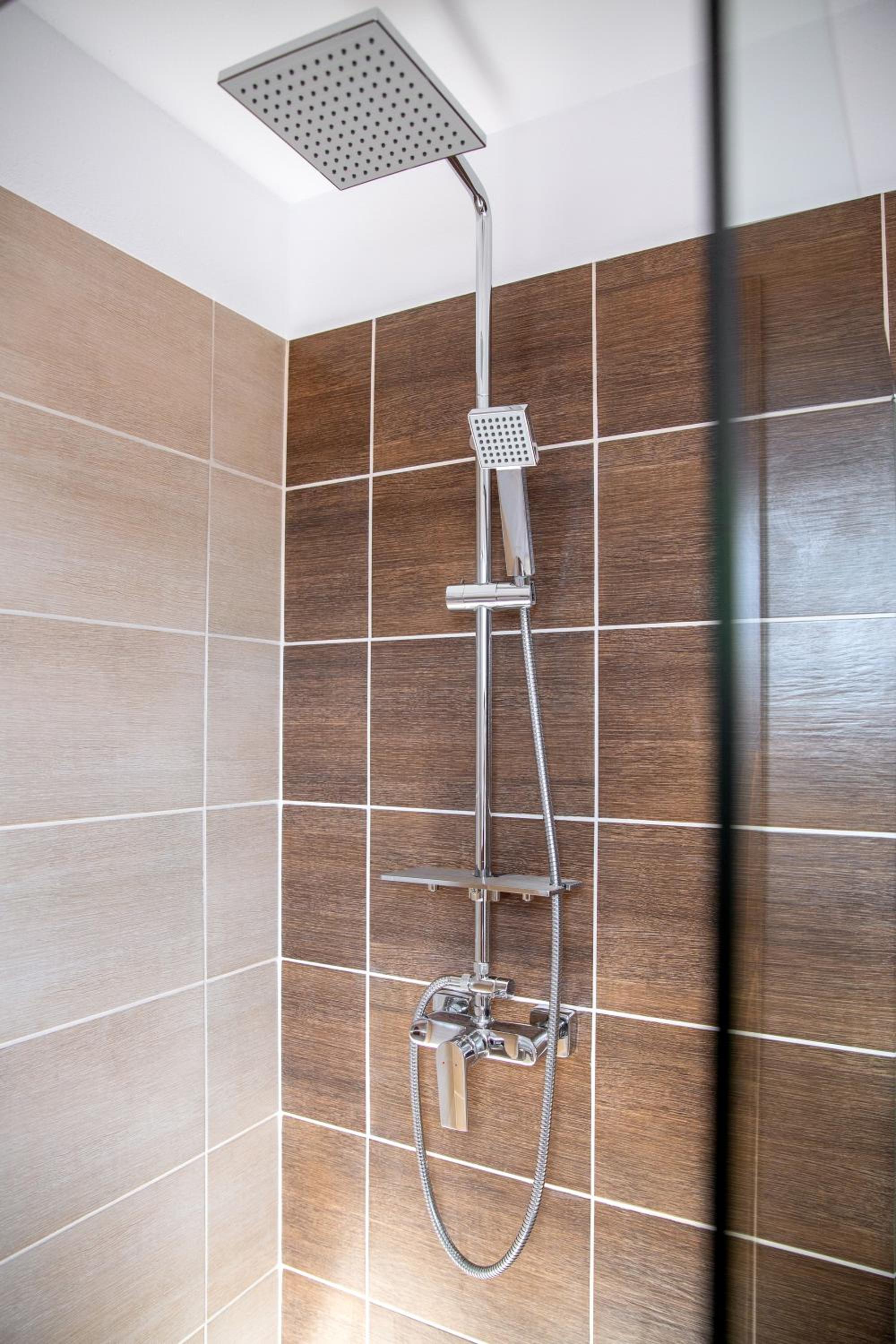 Quadruple Room with Private Bathroom - Photo 15