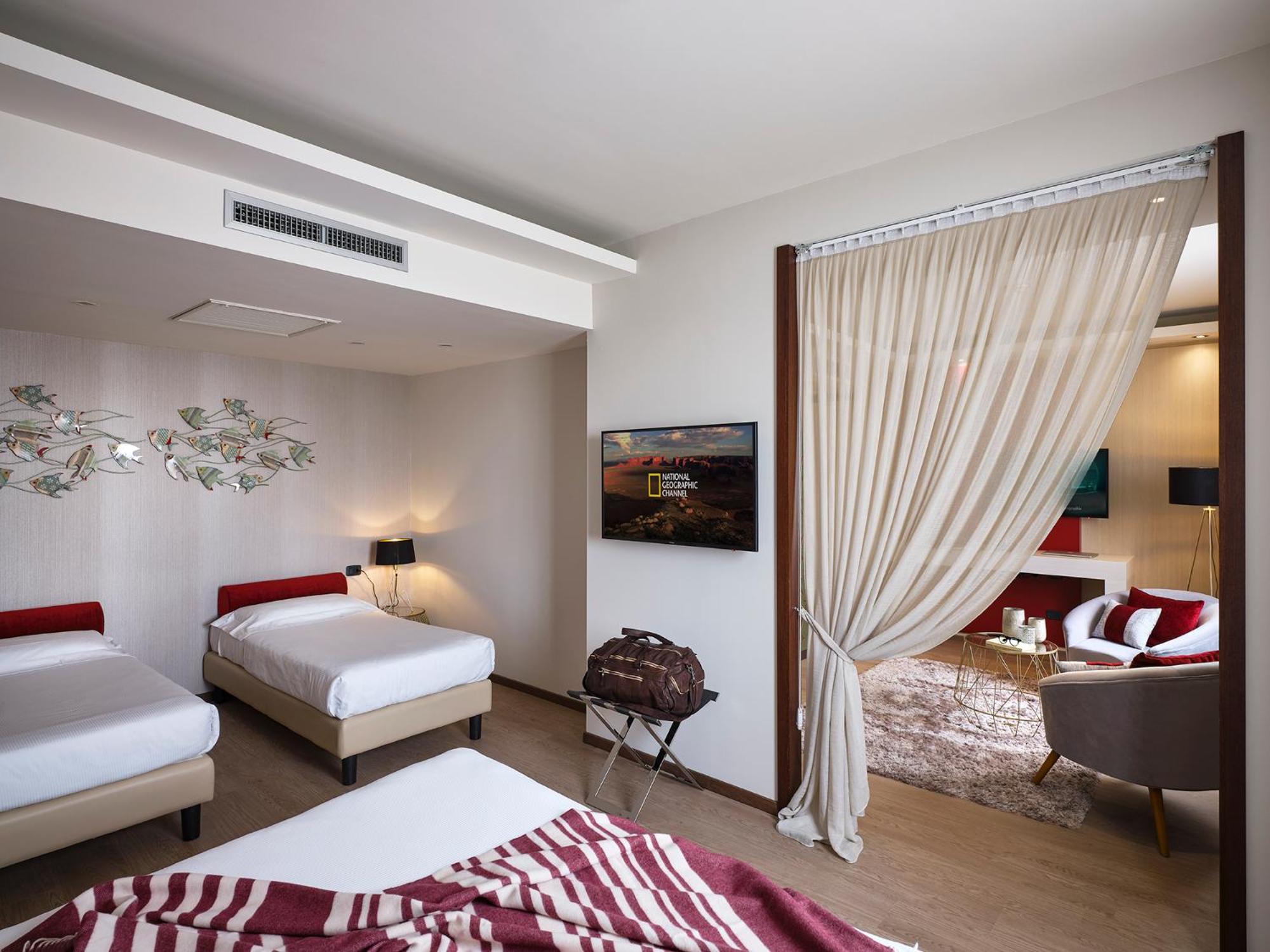Deluxe Quadruple Room - Photo 1