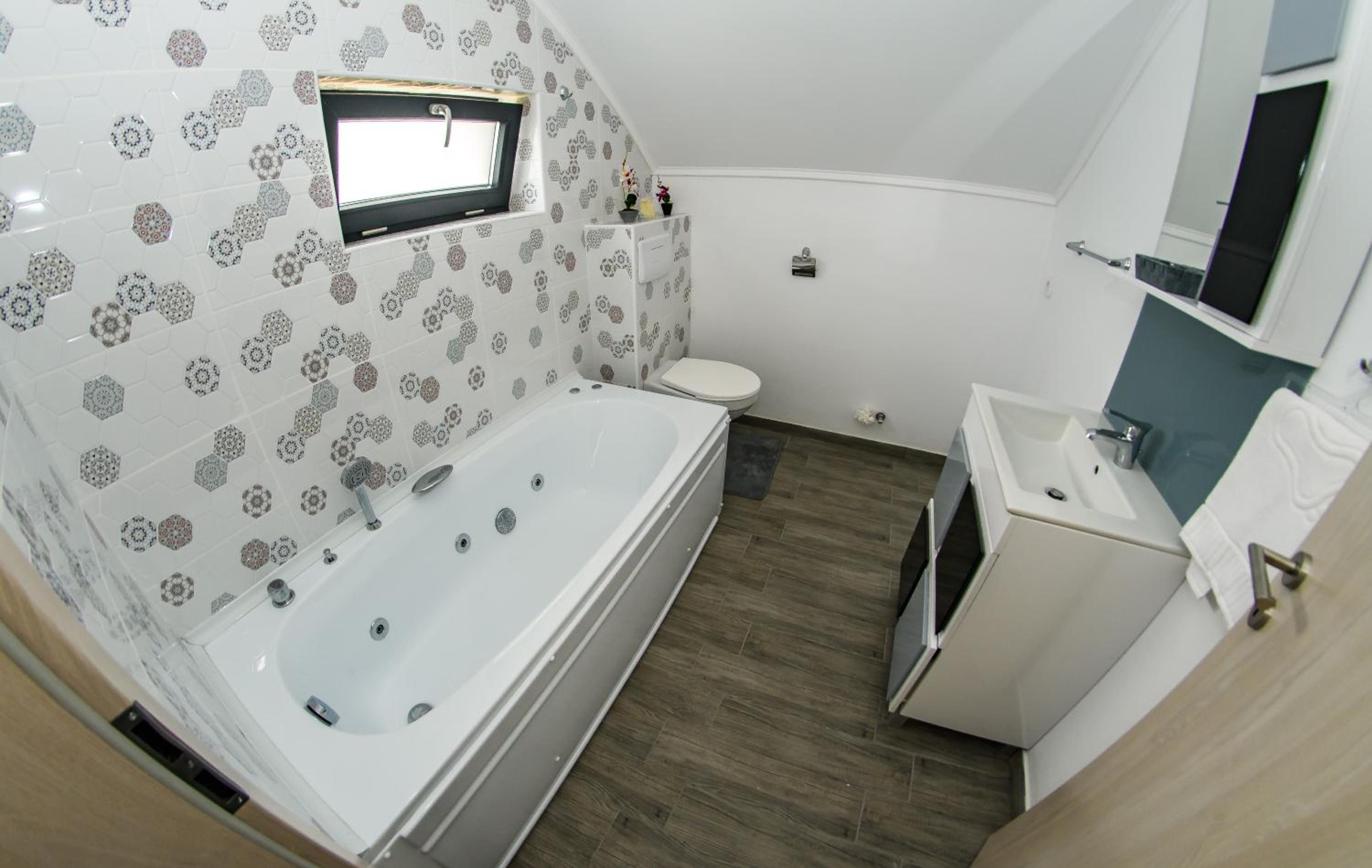 One-Bedroom Apartment - Photo 9