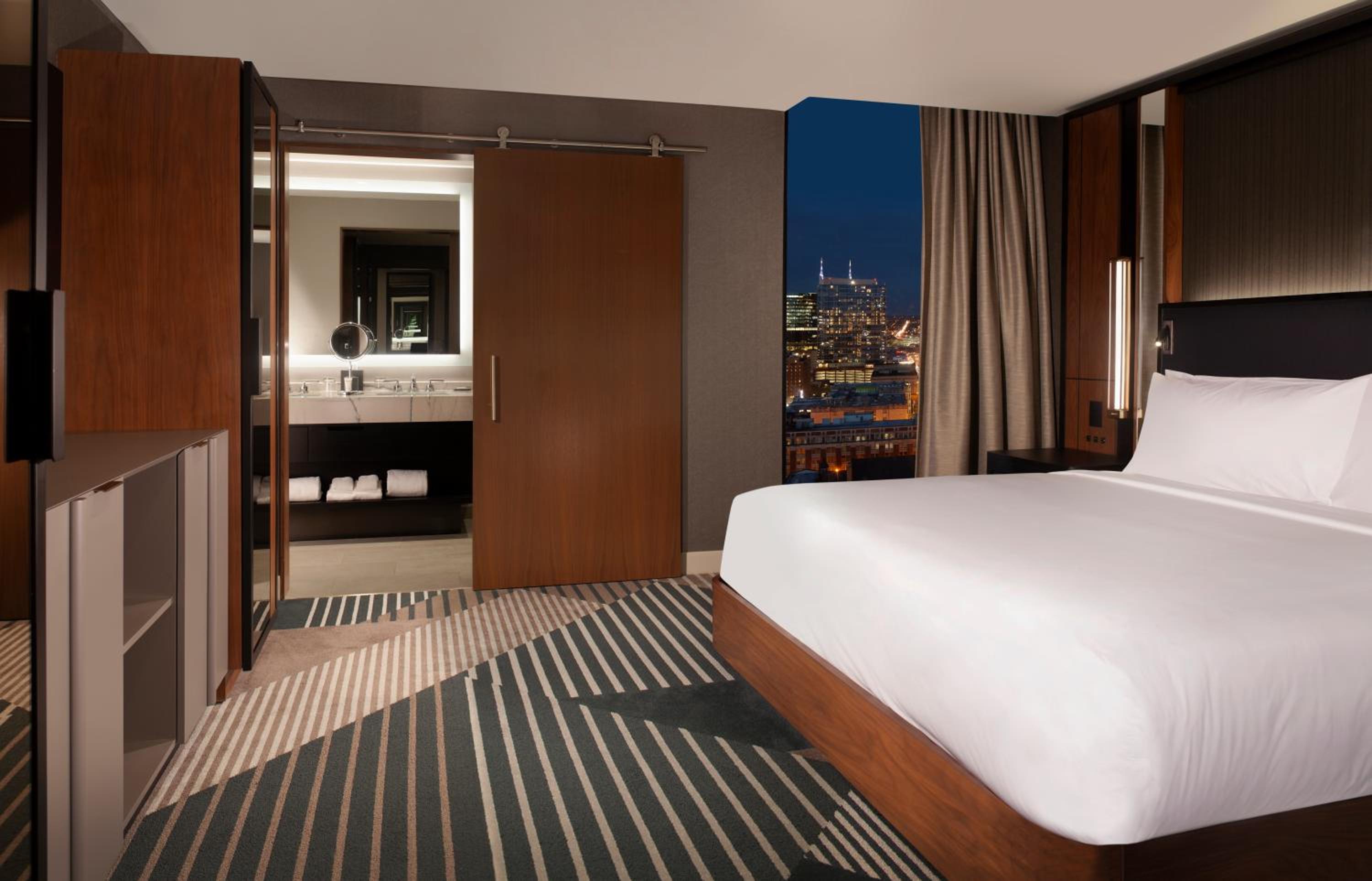 Corner King Suite - Photo 4