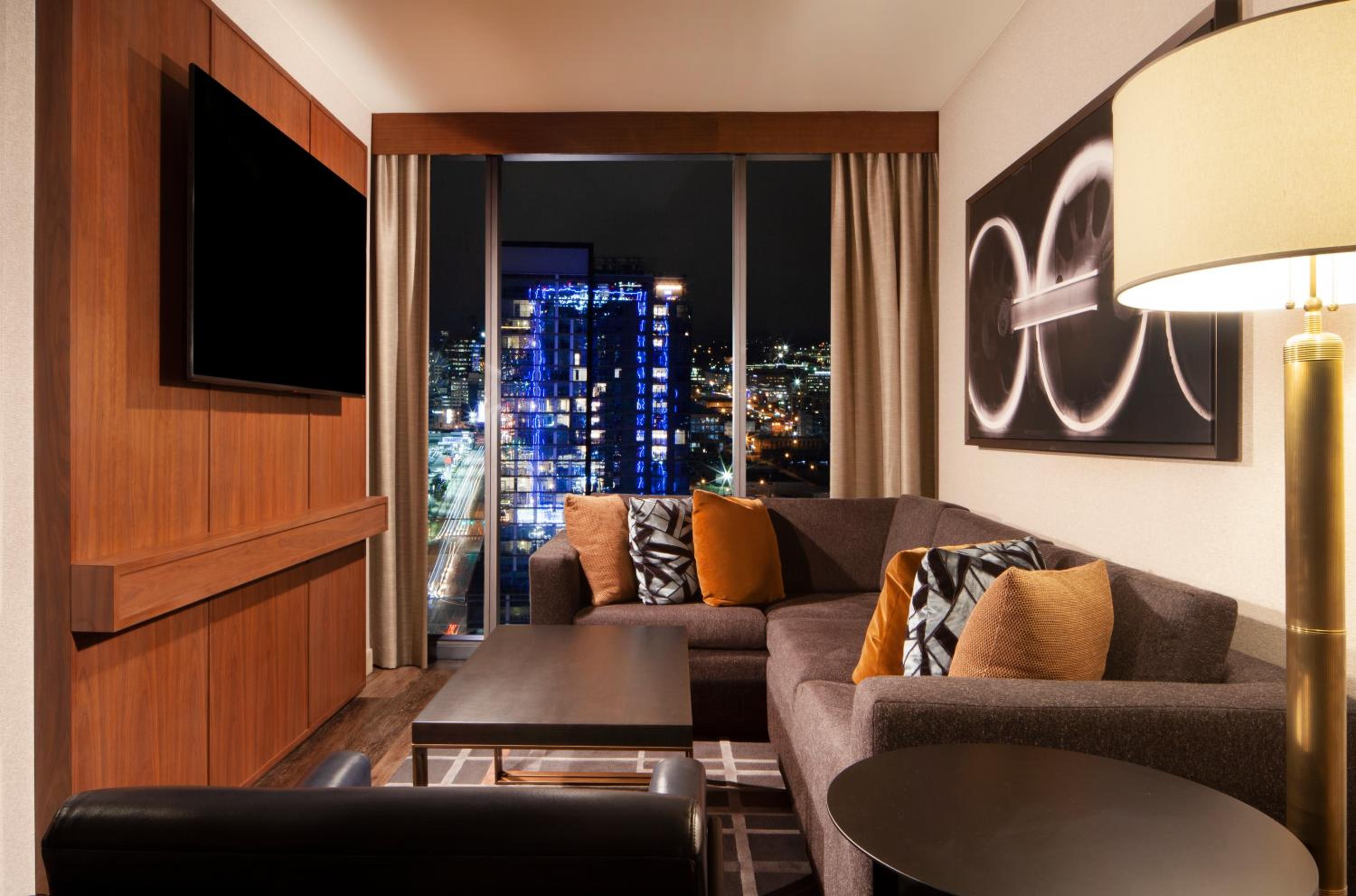 Grand Corner King Suite - Photo 7