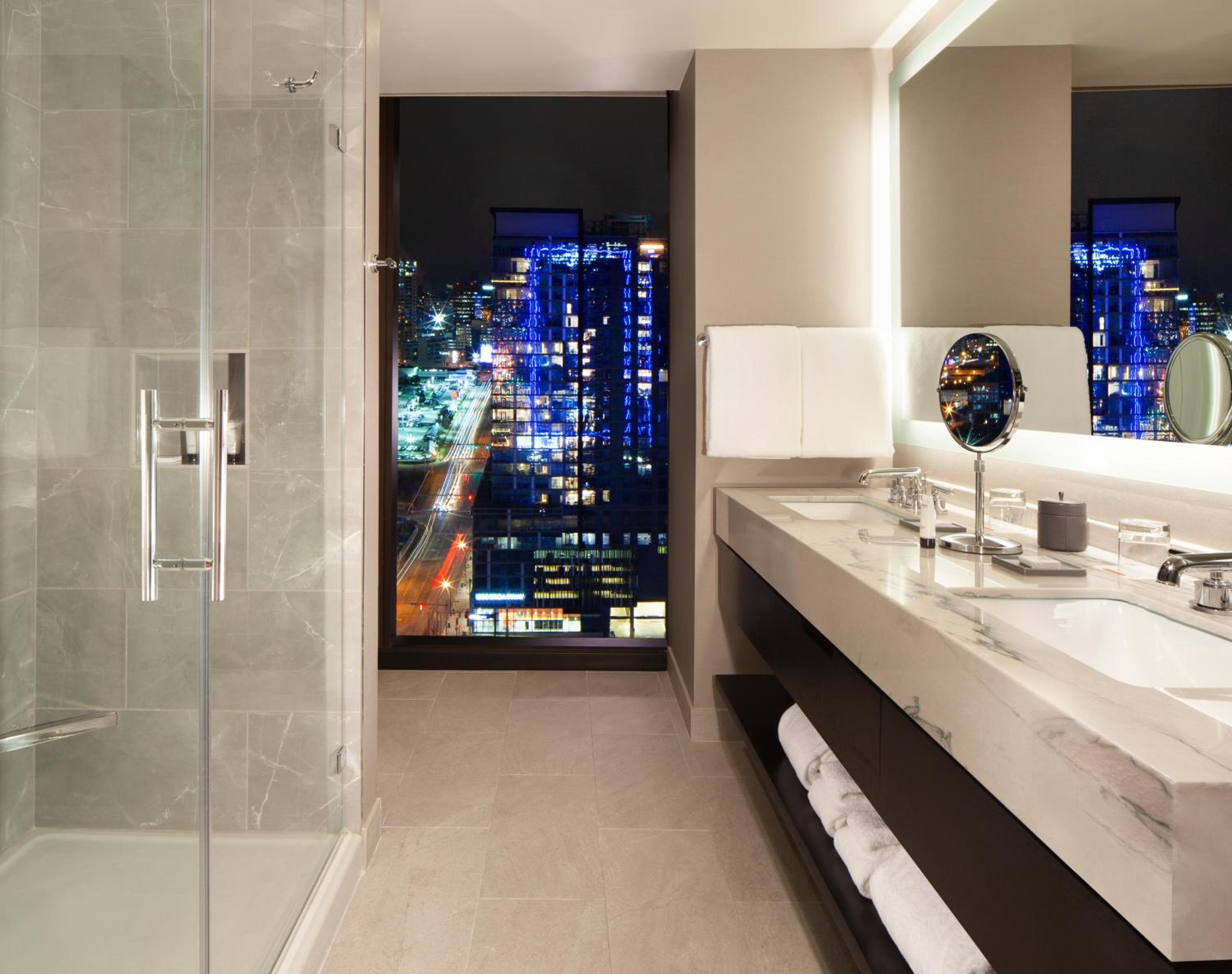 Grand Corner King Suite - Photo 2