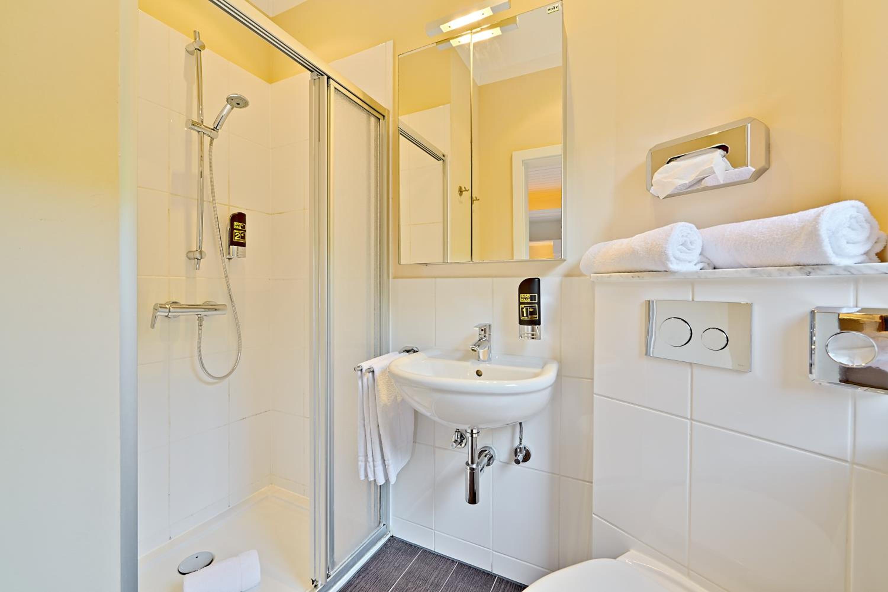 Double Room with Balcony (2 Adults + 1 Child) photo 2