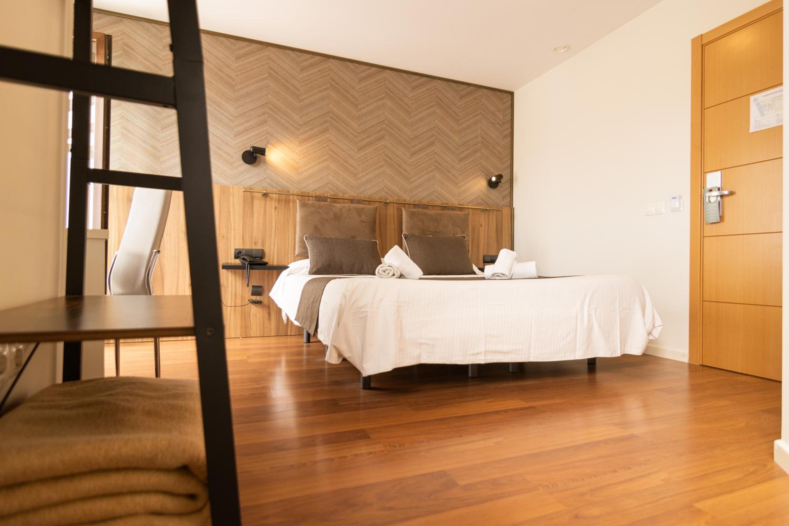 Suite with Terrace - Photo 6