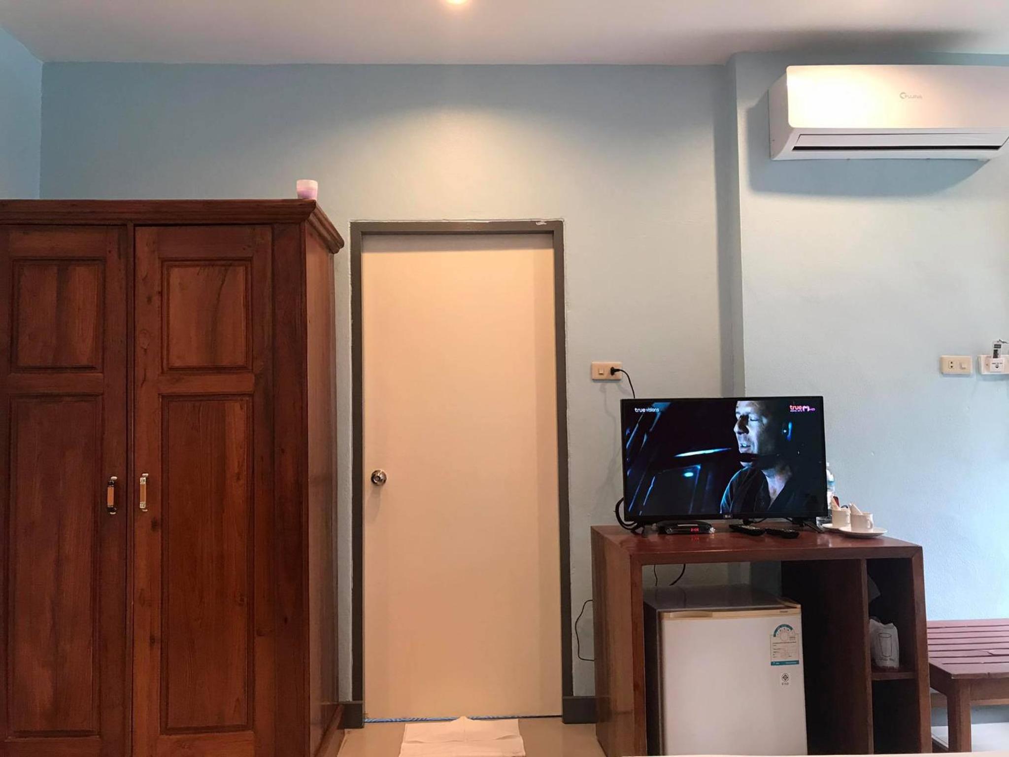 Deluxe King Room - Photo 2
