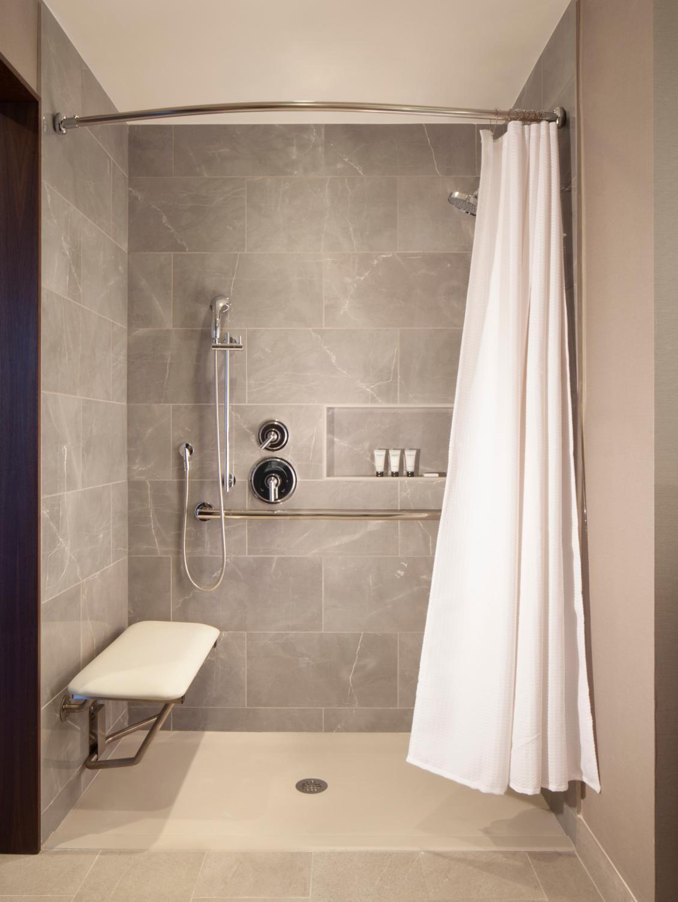 King Room with Accessible Shower - Disability Access - Photo 4