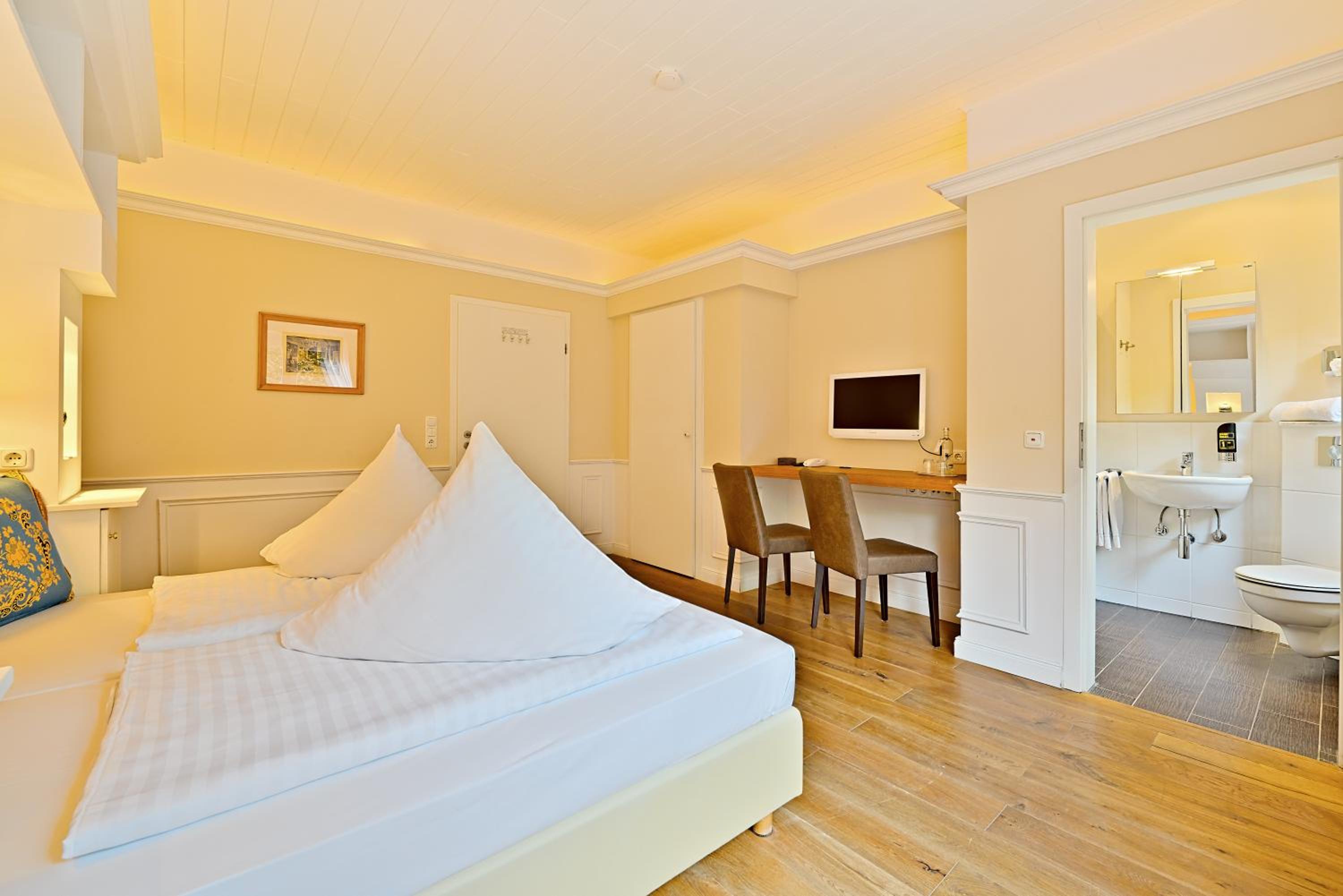 Double Room with Balcony (2 Adults + 1 Child) photo 3
