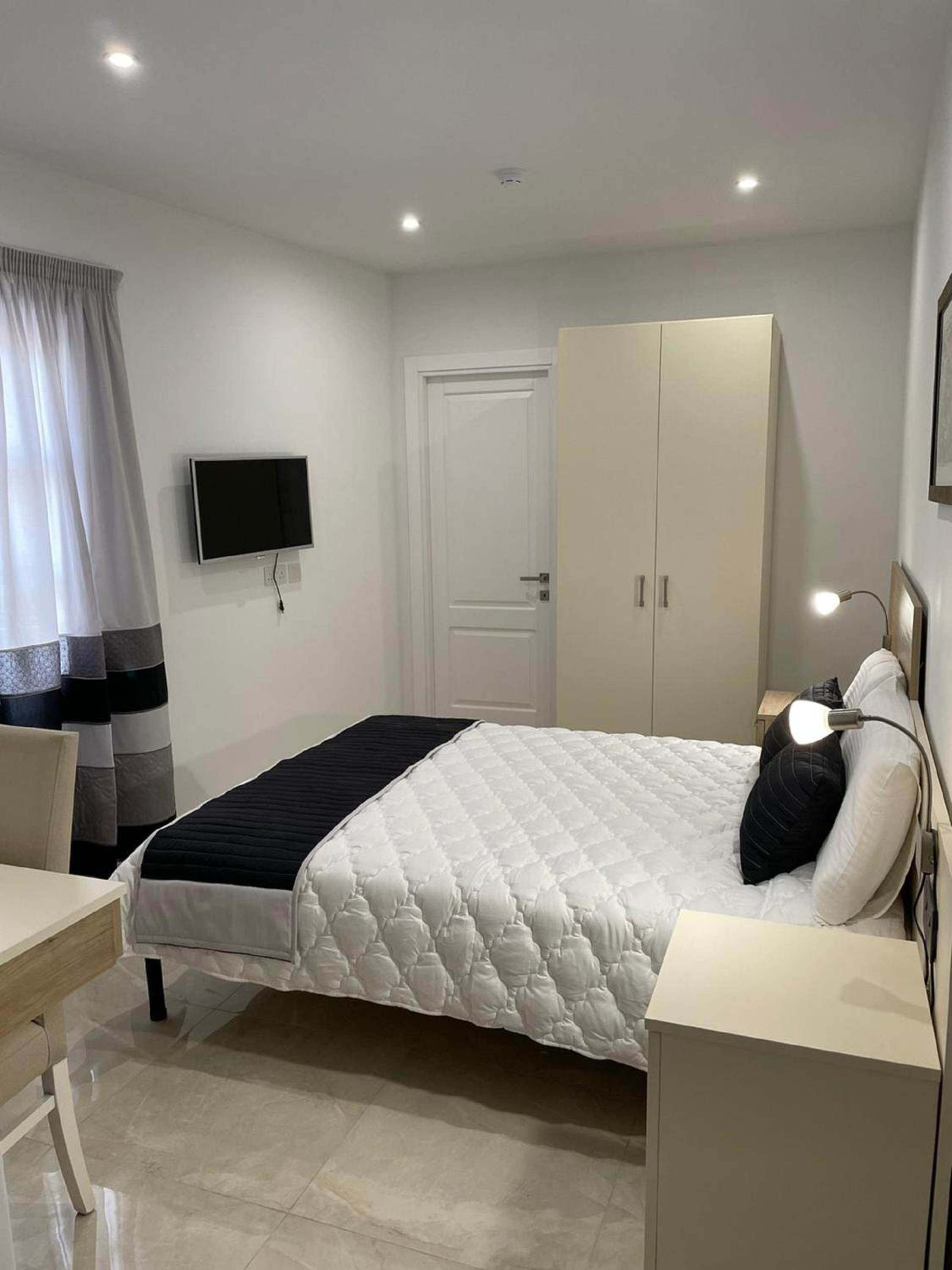Double Room with Balcony and Side Sea View photo 3