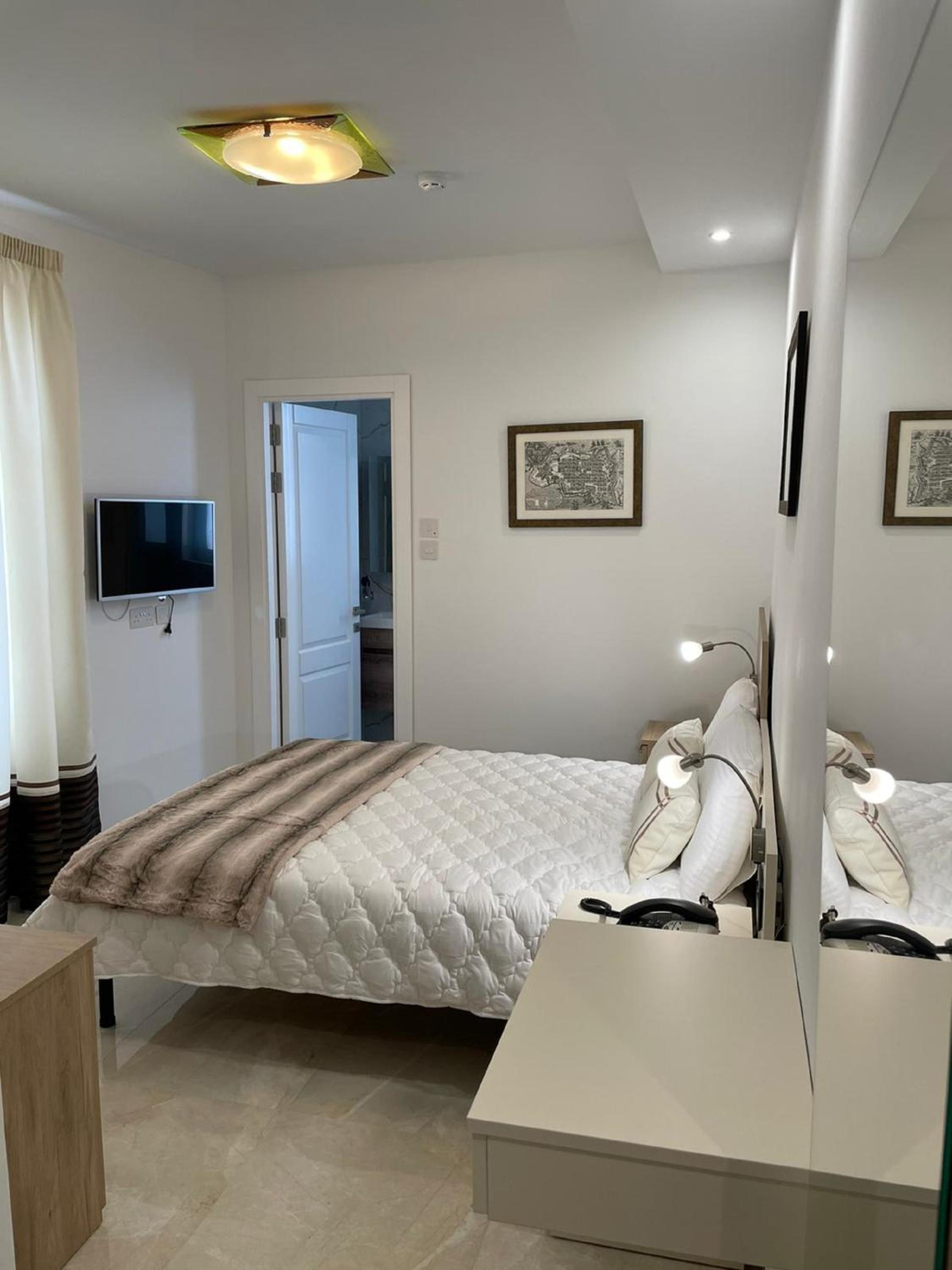 Double Room with Balcony and Side Sea View photo 2