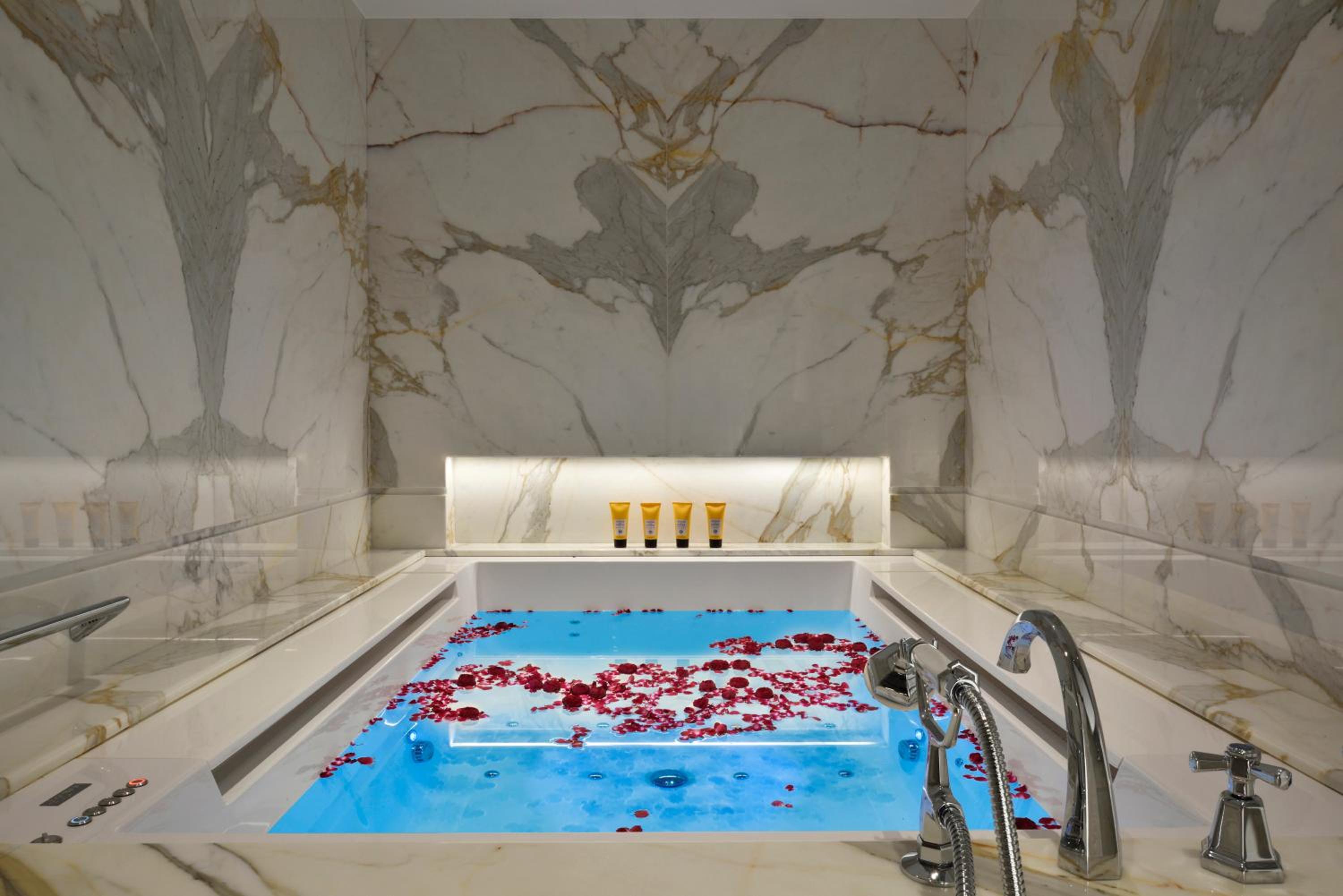 Penthouse Jacuzzi Suite