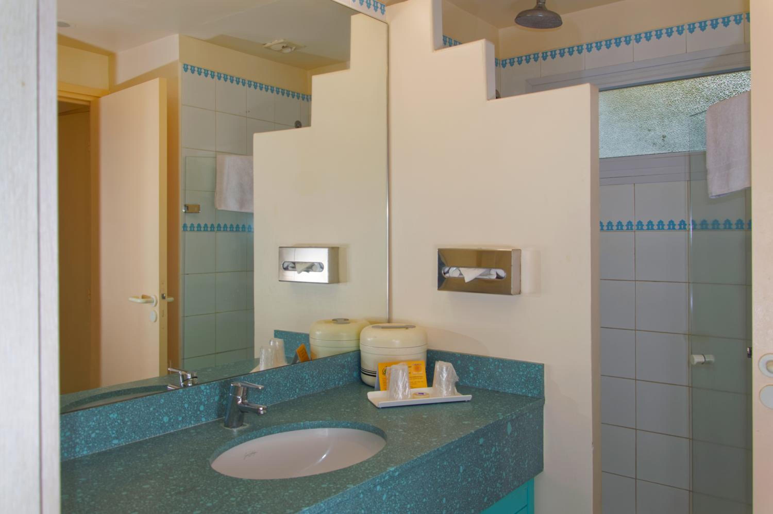 Double or Twin Room  with Garden View - Photo 4