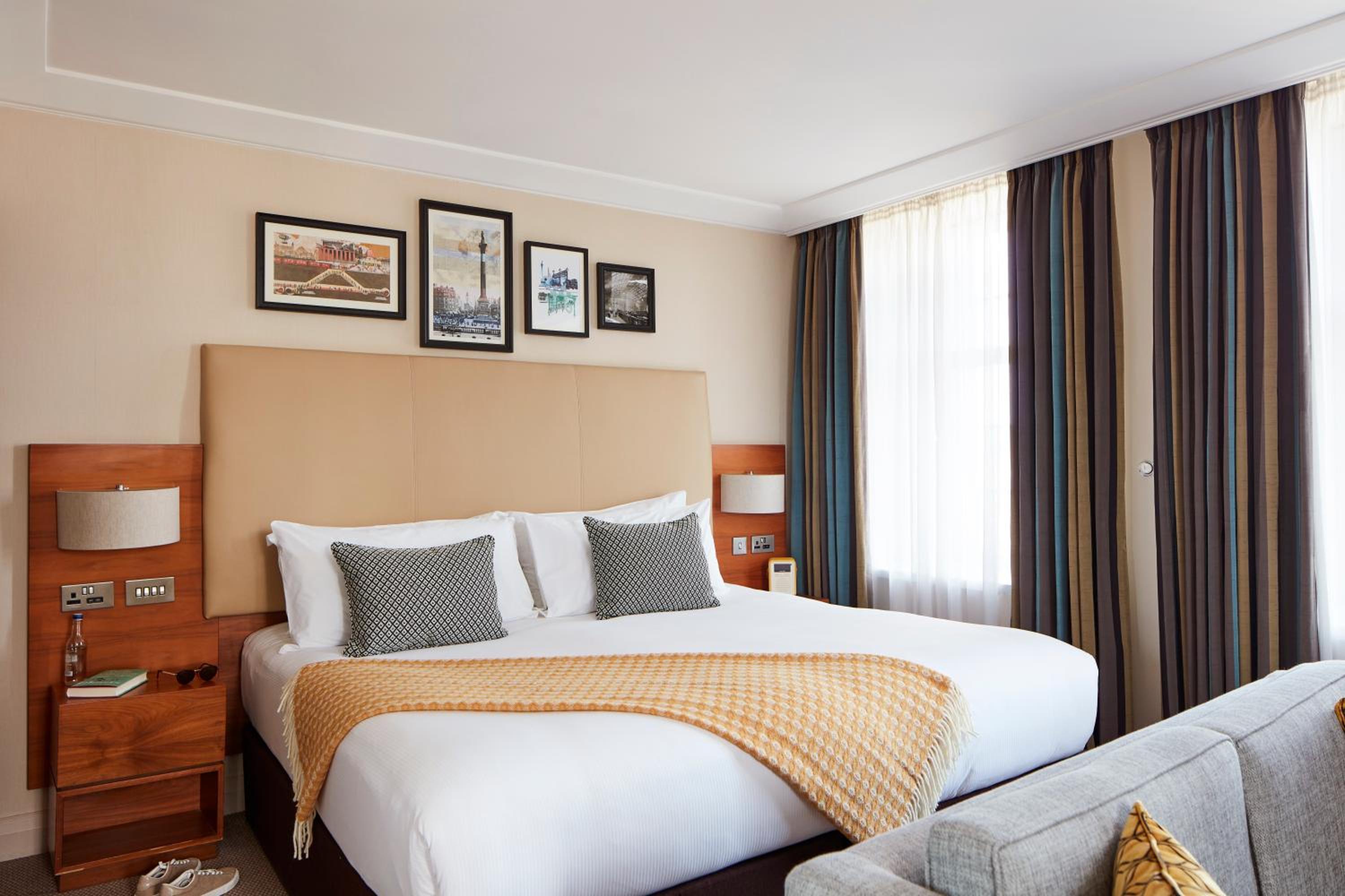 Superior King Room thumbnail 6