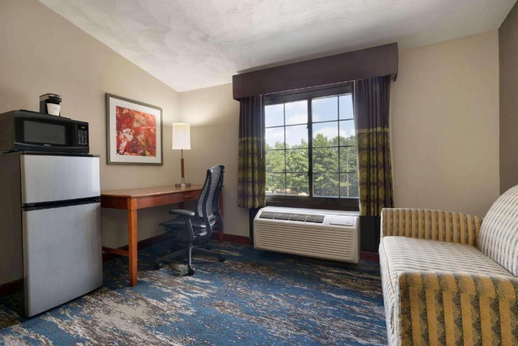 King Room - Non-Smoking - Photo 2