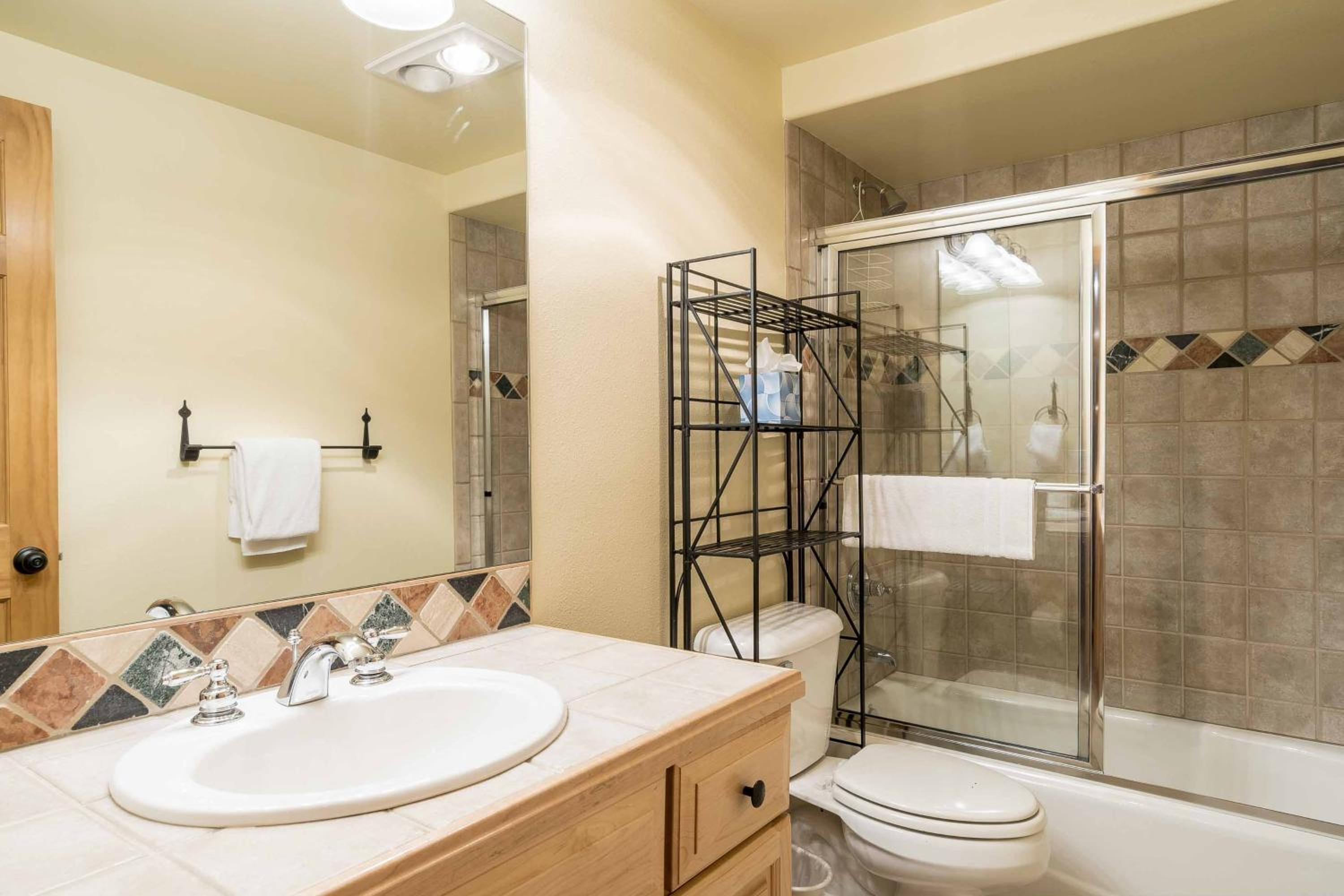 Three-Bedroom Vacation Home  photo 2