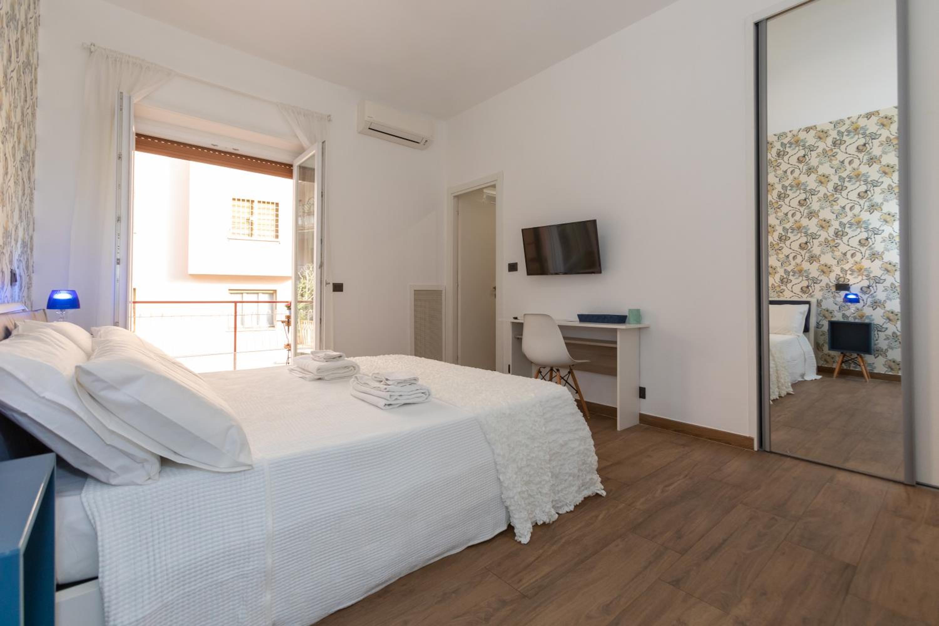 Deluxe Double Room with Balcony photo 3