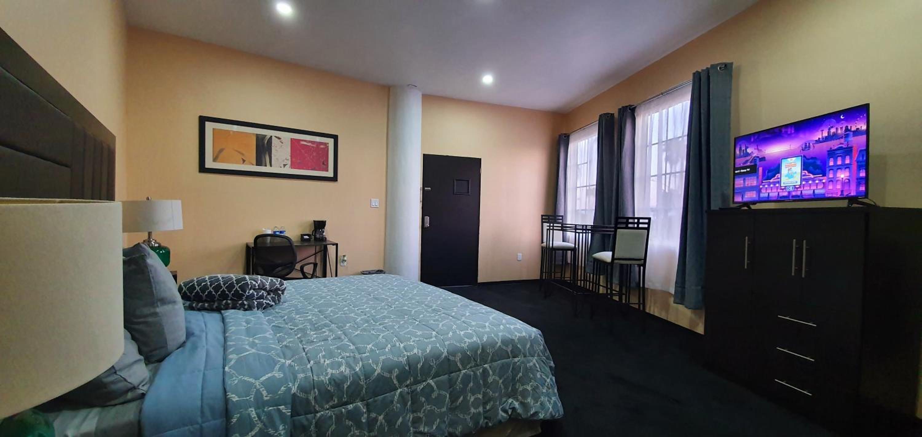 Suite with City View - Photo 2