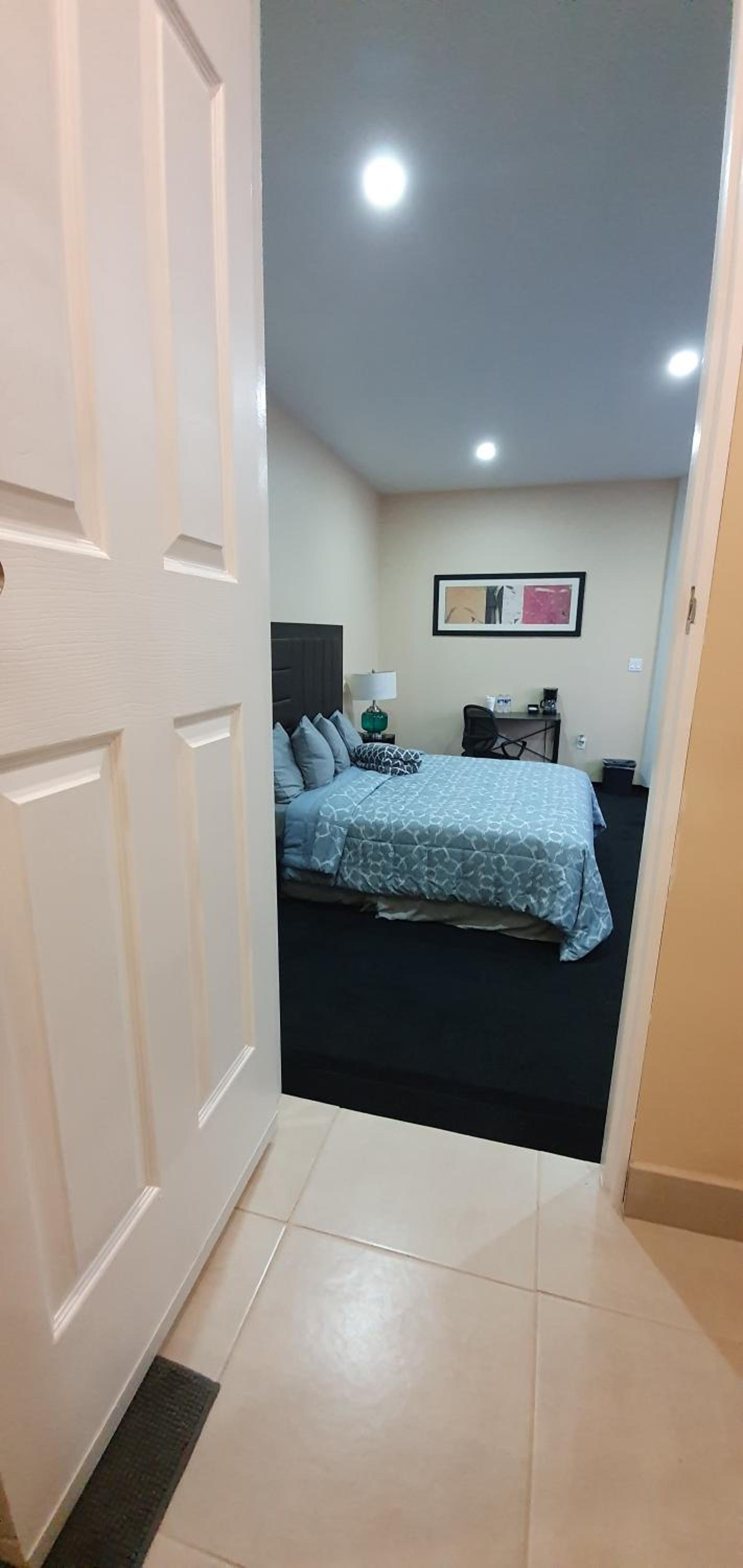 Suite with City View - Photo 9