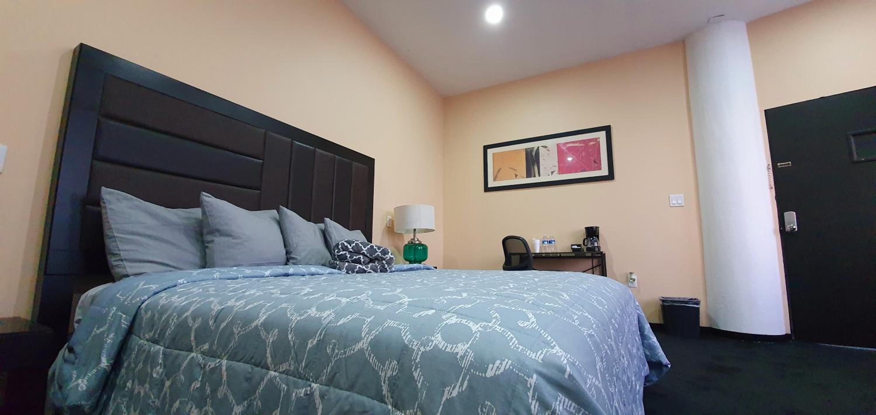 Suite with City View - Photo 8