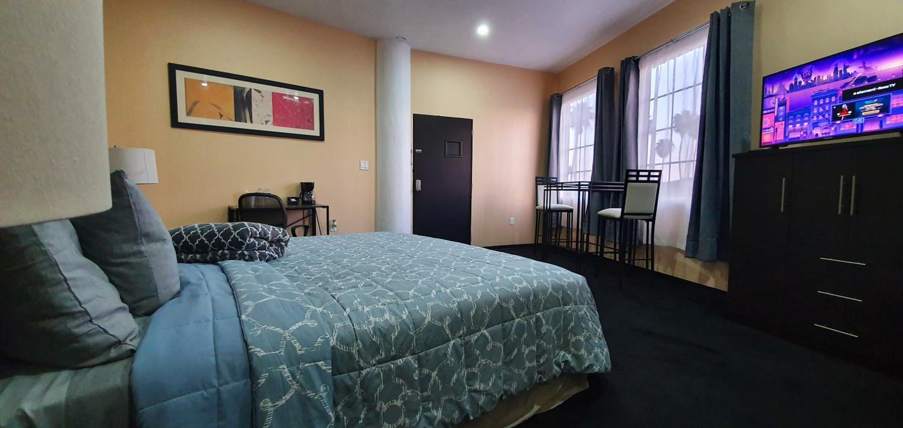 Suite with City View - Photo 4