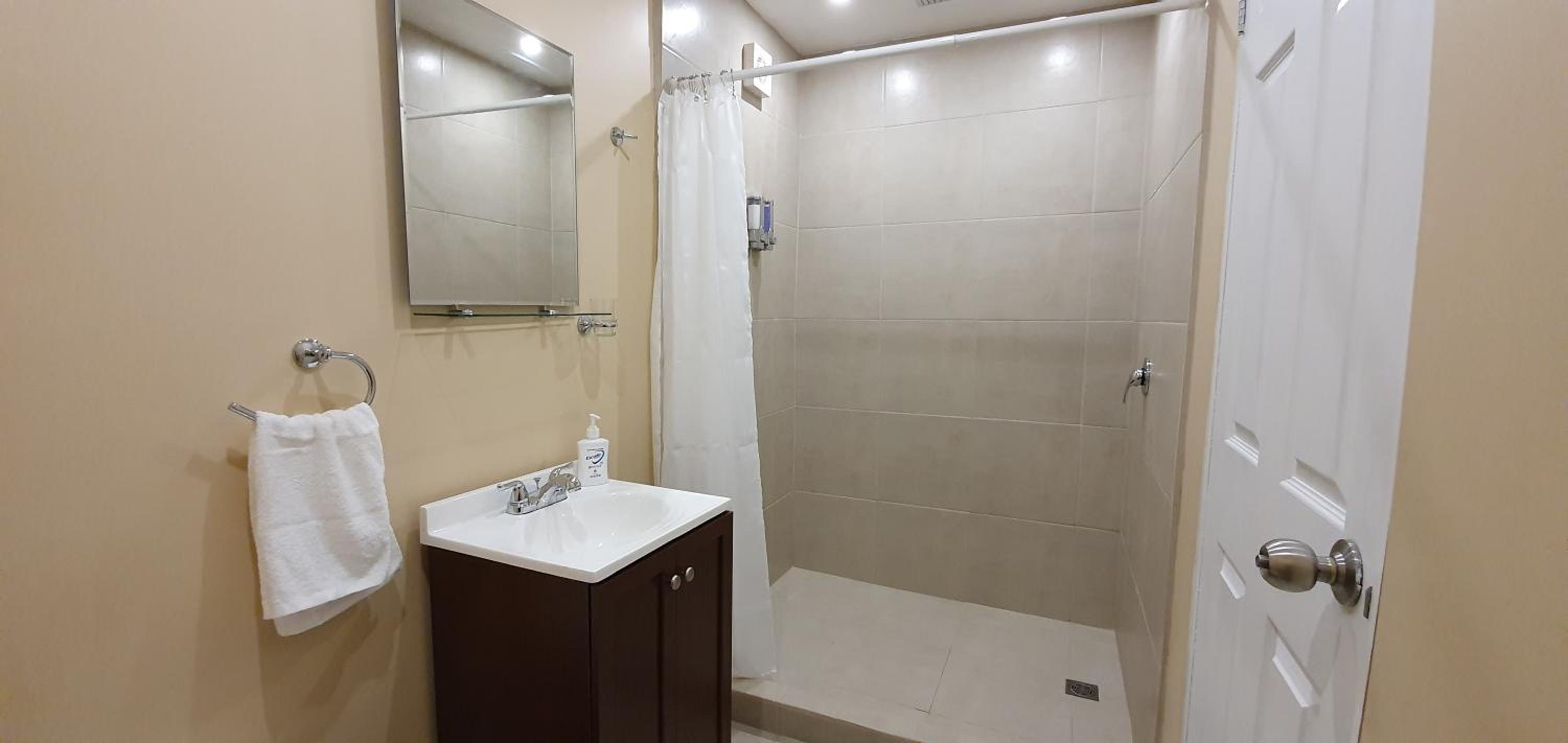 Queen Suite - Photo 2