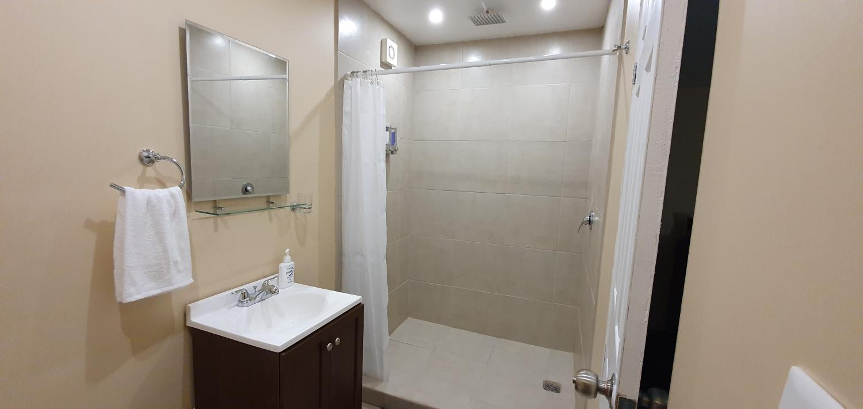 Standard Suite - Photo 9