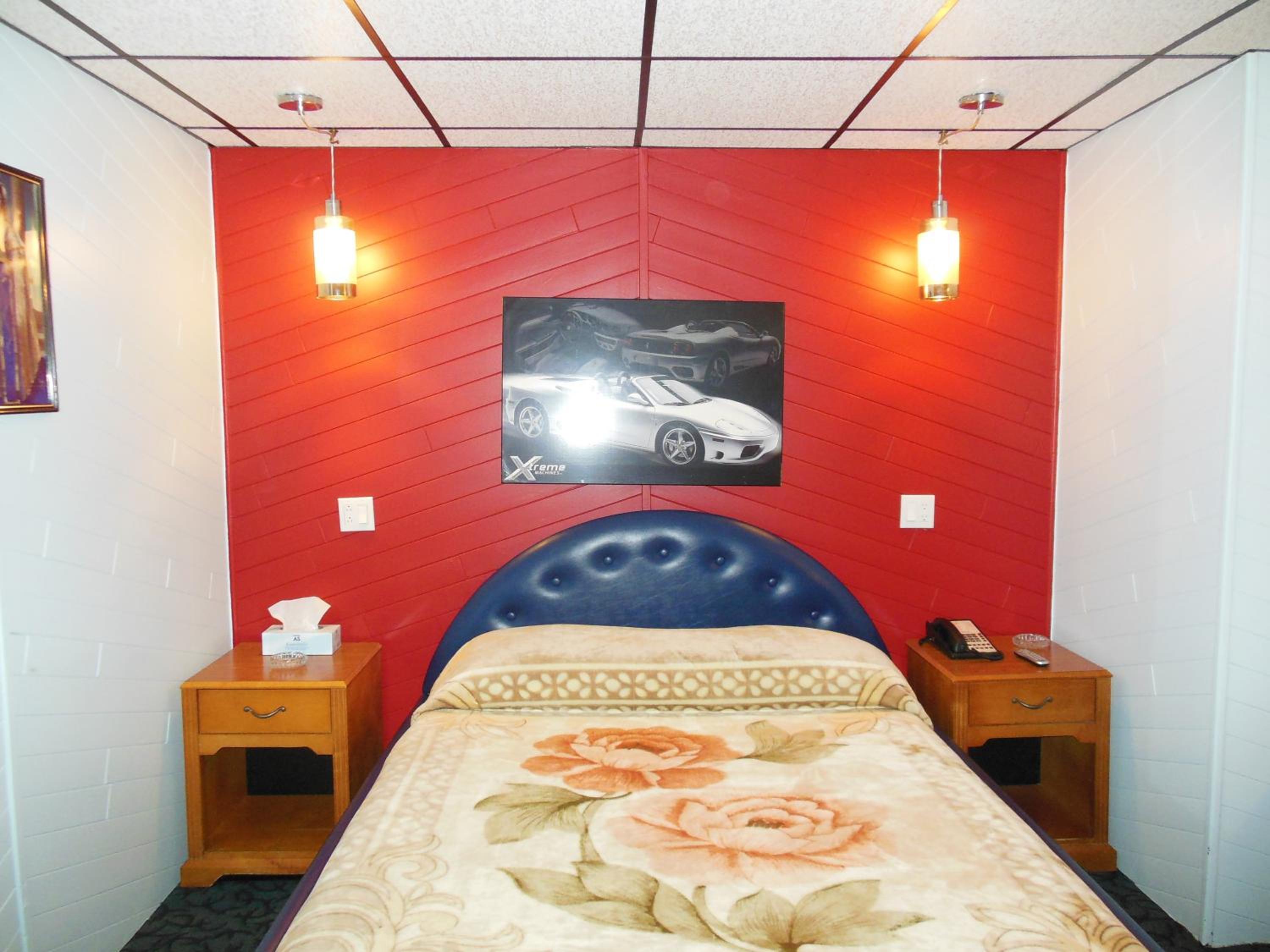 Suite with Hot Tub photo 1