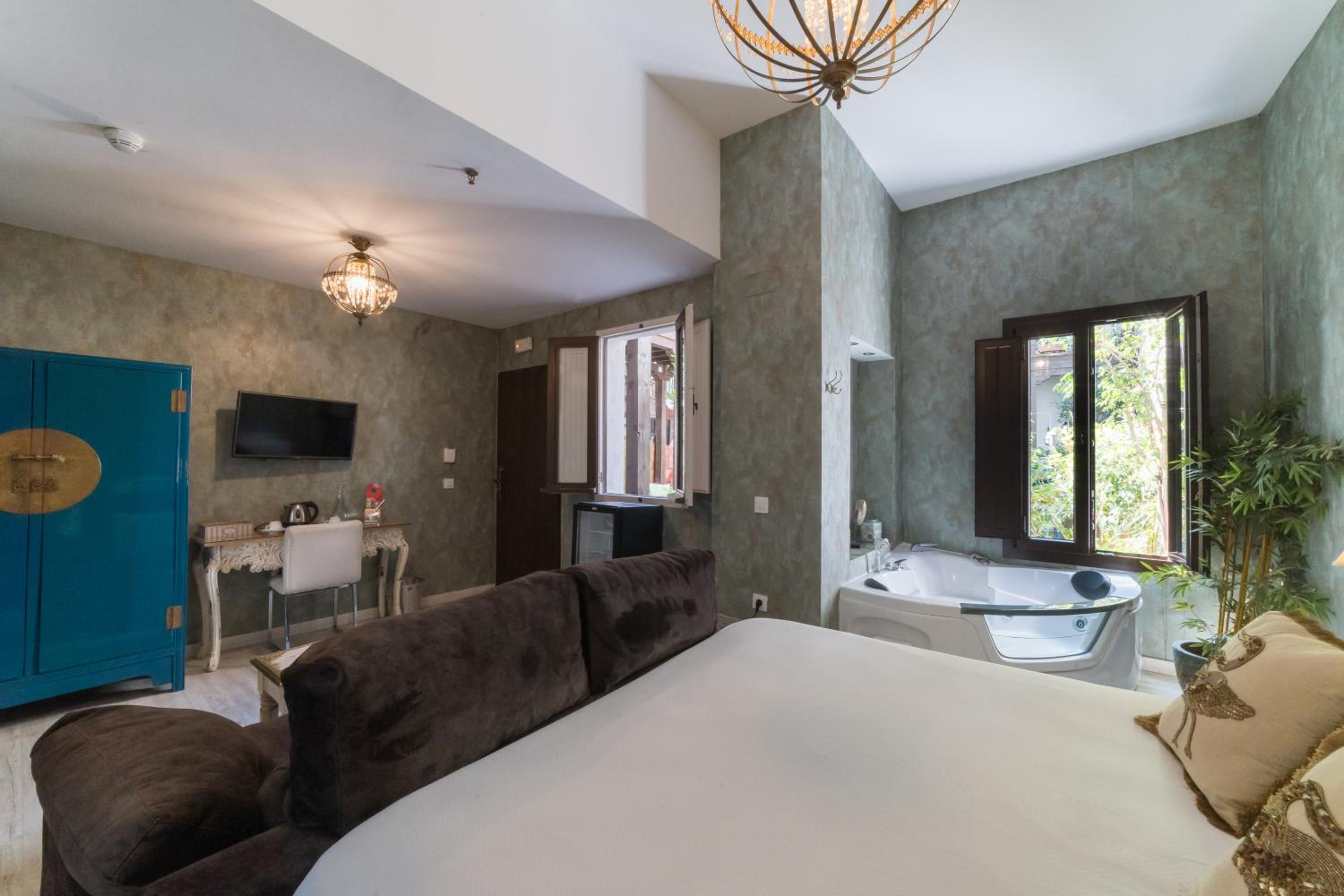 Suite with Spa Bath - Photo 11