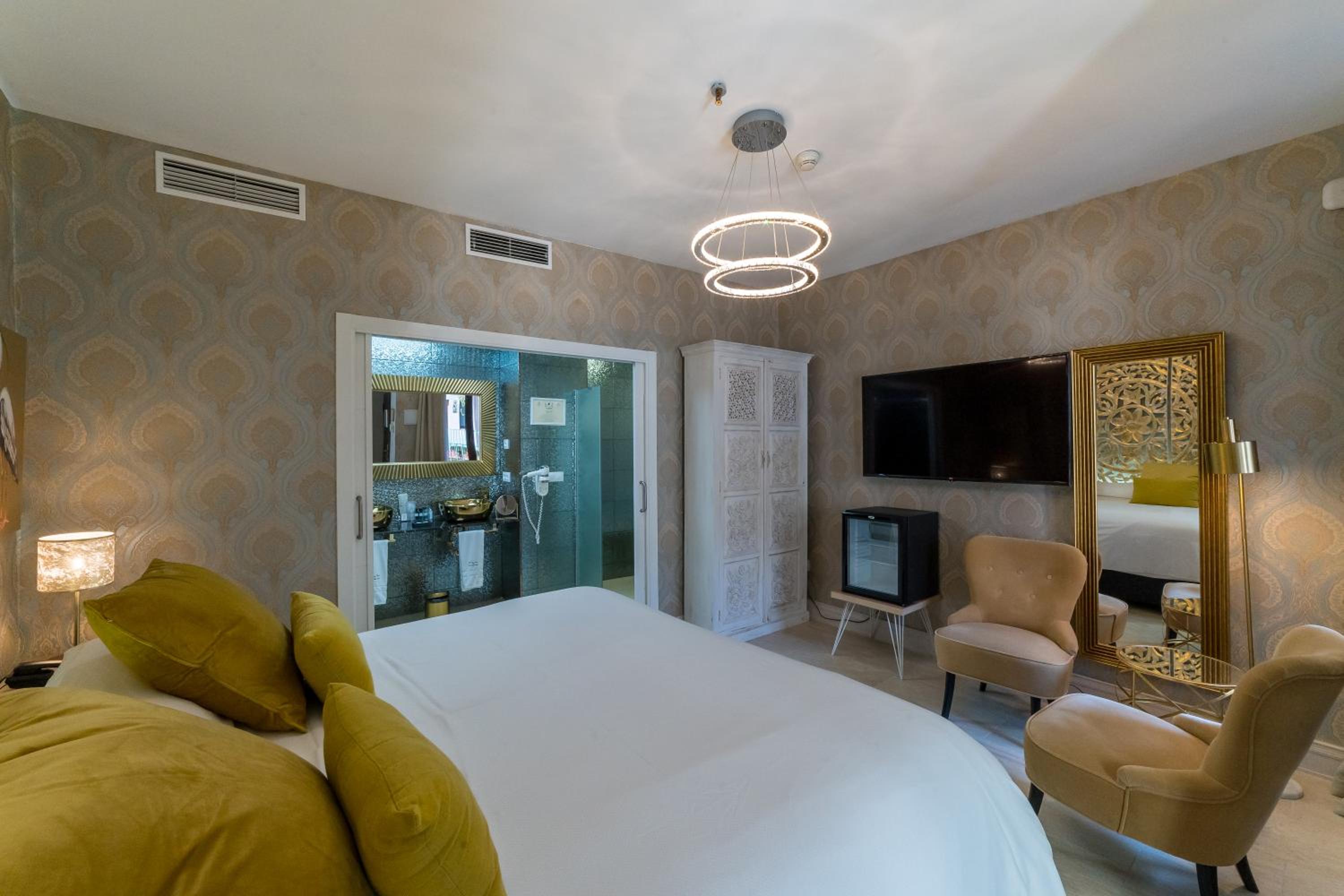 Deluxe Room - Photo 6