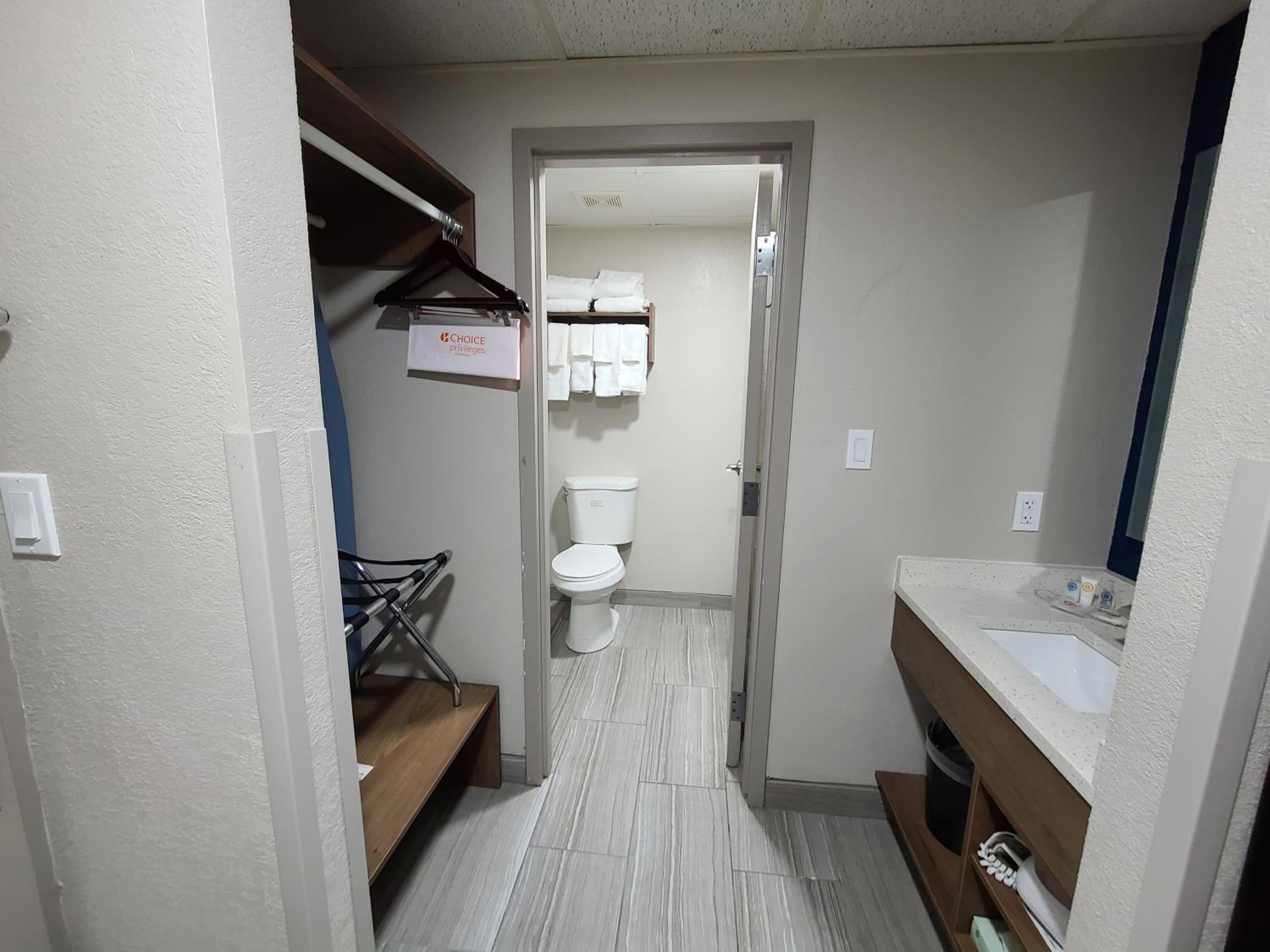Standard King Room - Non Smoking - Photo 3