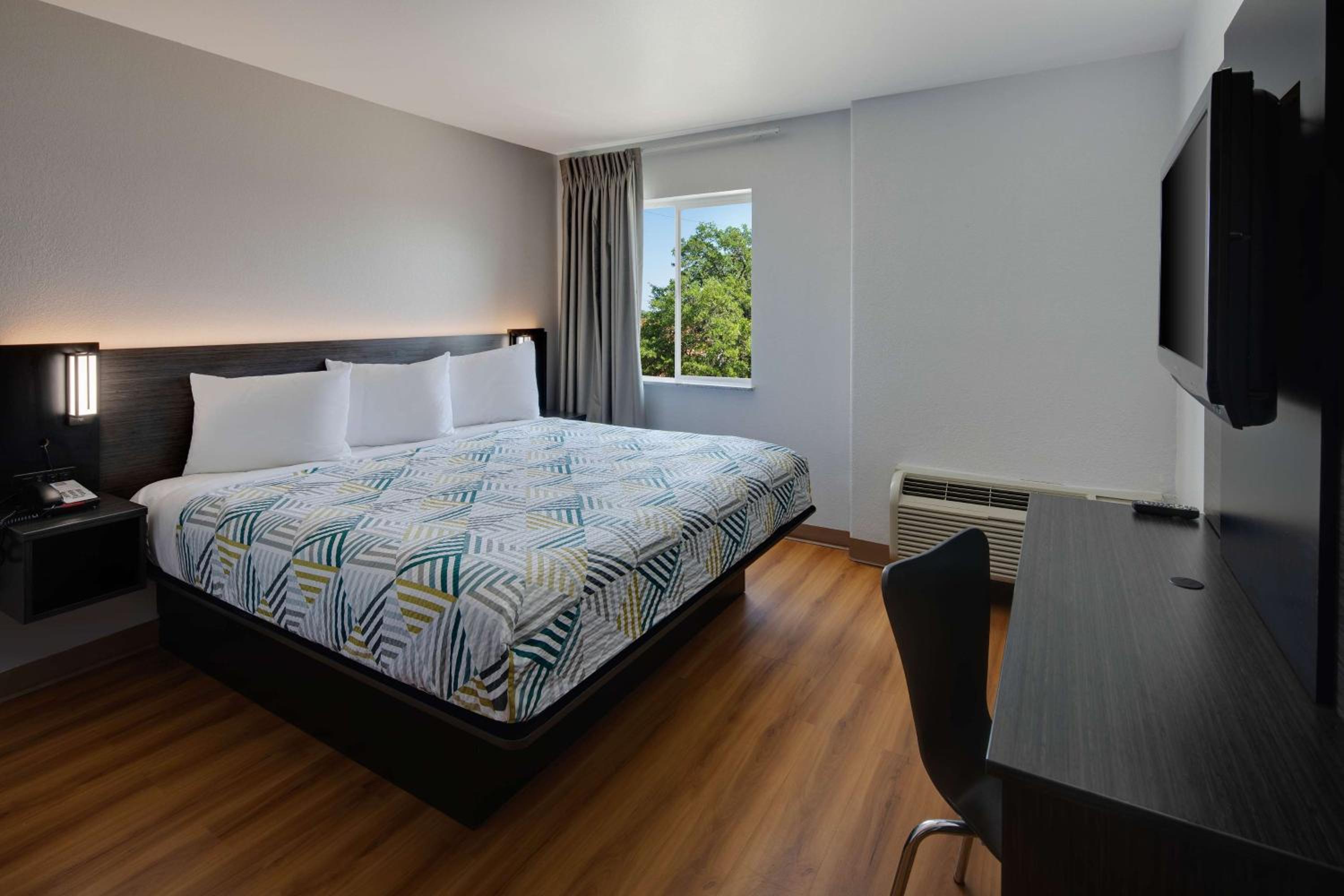 King Room - Non-Smoking - Photo 1